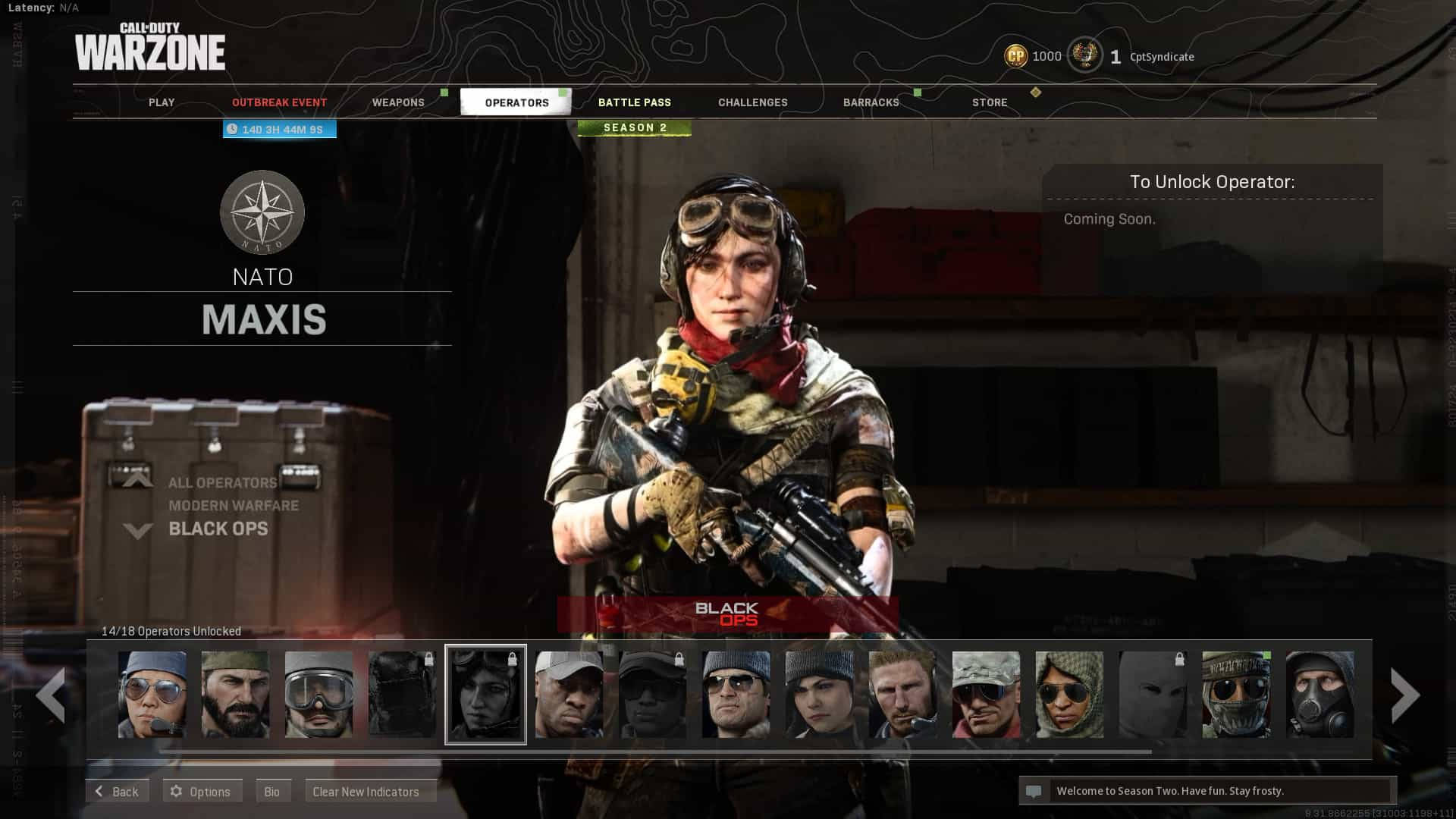 Maxis 桌布 壁紙 — 一名身穿戰術裝備的士兵在《決勝時刻：戰區》昏暗的作戰室介面中手持步槍。