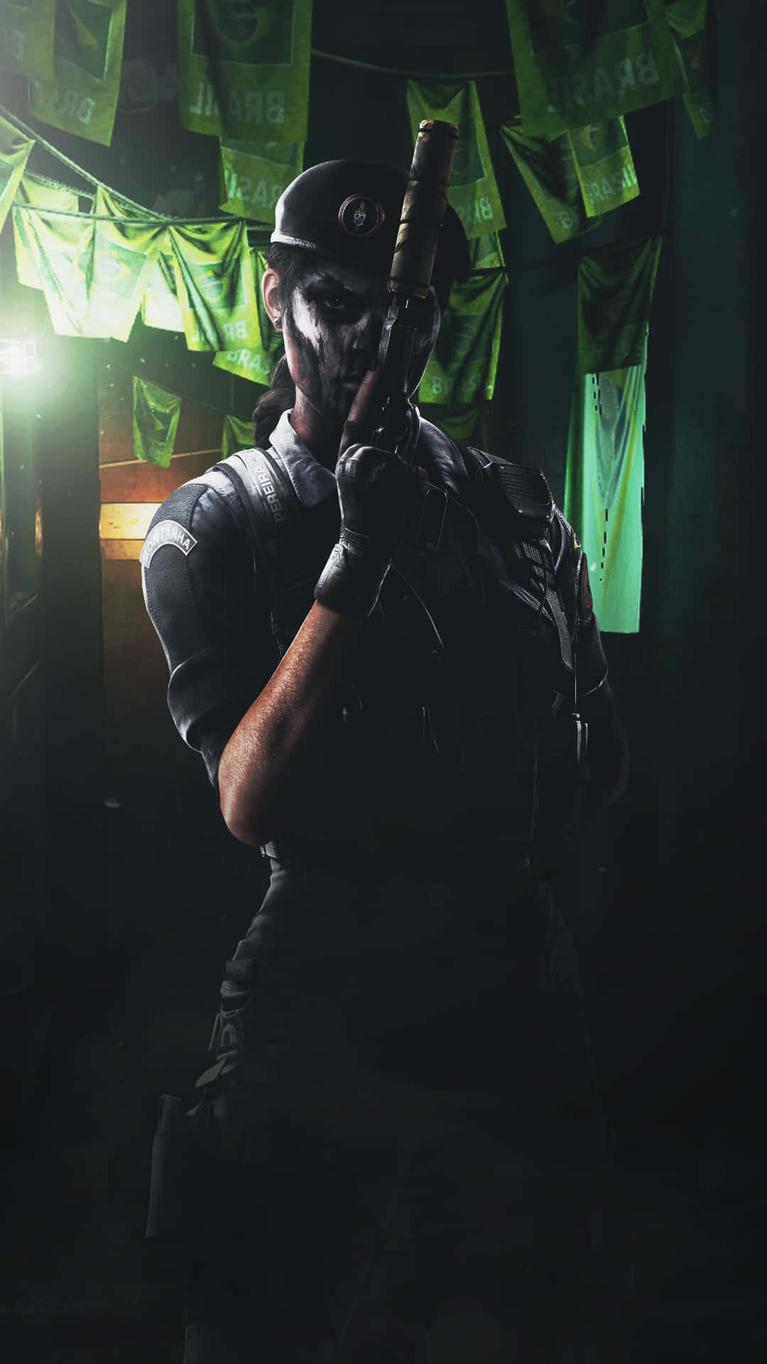 Android Rainbow Six Siege 桌布 壁紙 — 一名身穿戰術裝備的士兵在一個光線昏暗、裝飾著綠色巴西國旗的房間裡手持步槍。