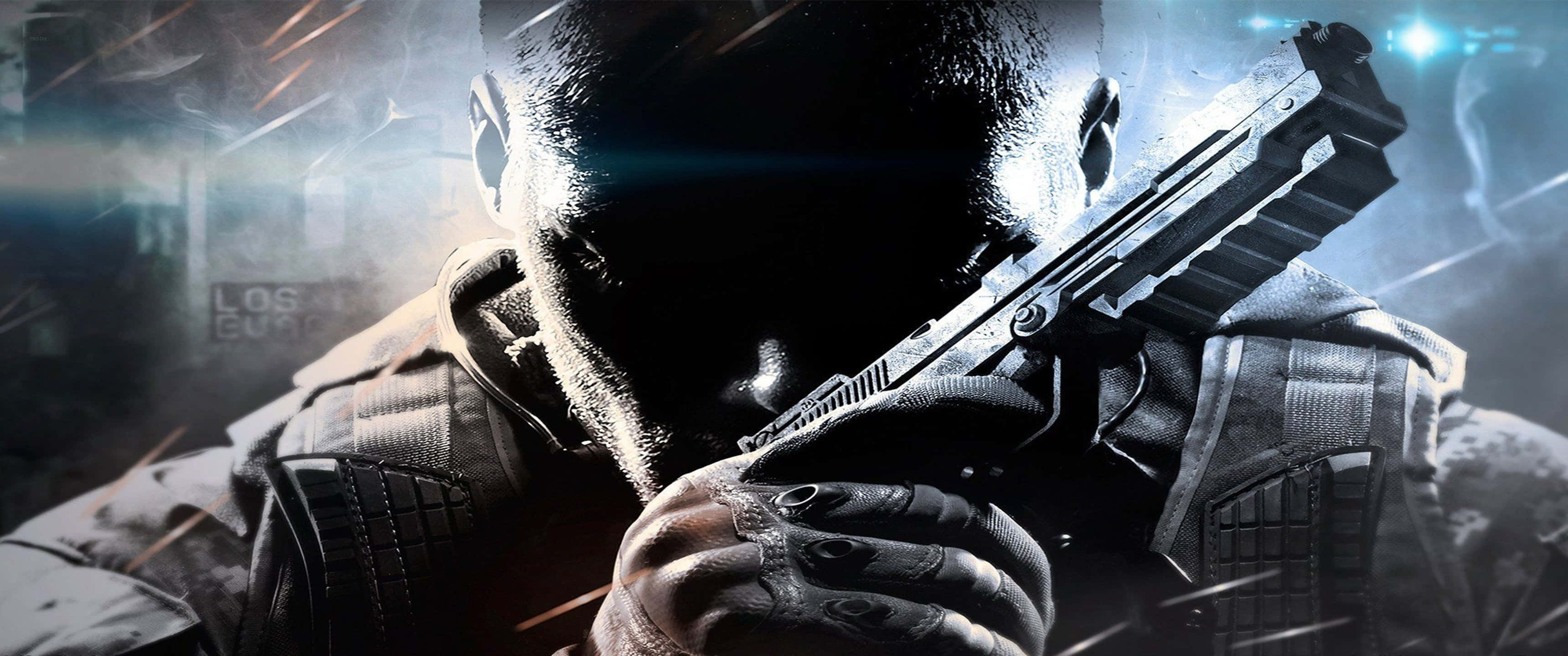 3440x1440p Call Of Duty Black Ops Cold War 桌布 壁紙 — 一名身穿戰術裝備的士兵在充滿戲劇性燈光和煙霧的 gritty 城市戰鬥場景中緊握手槍。