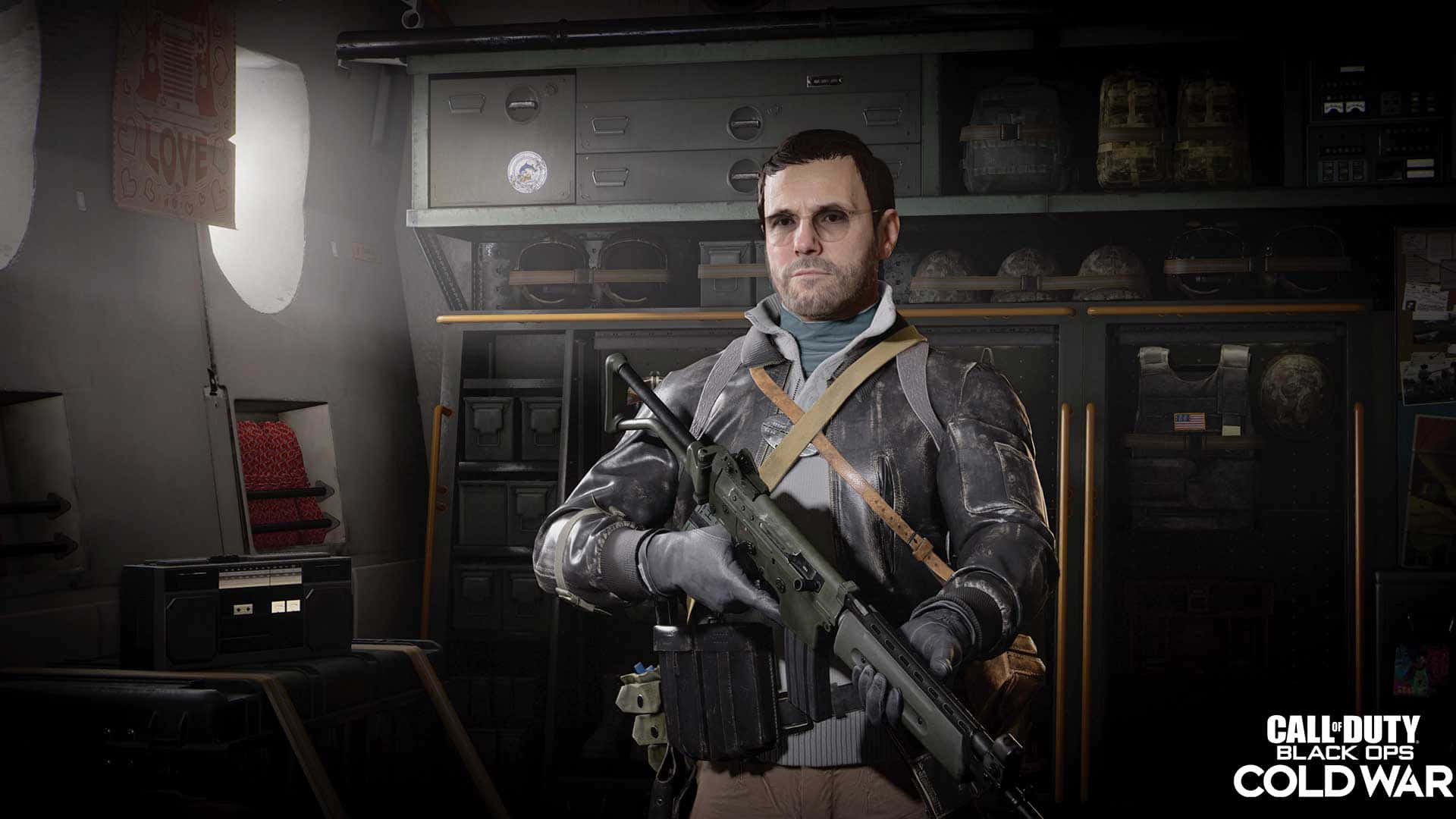 Call Of Duty Black Ops Cold War 桌布 壁紙 — 一名身穿戰術裝備的士兵在光線昏暗的軍事掩體內持步槍，周圍有設備架和一個 'LOVE' 海報。