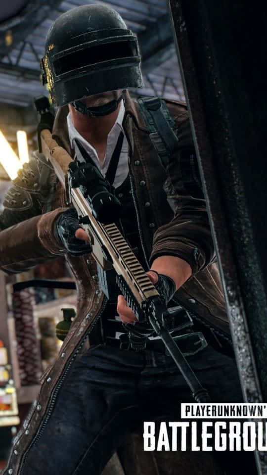 pubg mobile 桌布 壁紙 — 一名身穿戰術裝備的士兵在光線昏暗的倉庫中瞄準步槍。