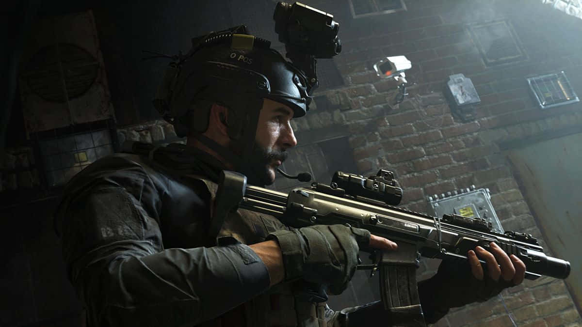 First-person Shooter 桌布 壁紙 — 一名身穿戰術裝備的士兵在光線昏暗的磚牆城市環境中，在監控攝影機下瞄準步槍。