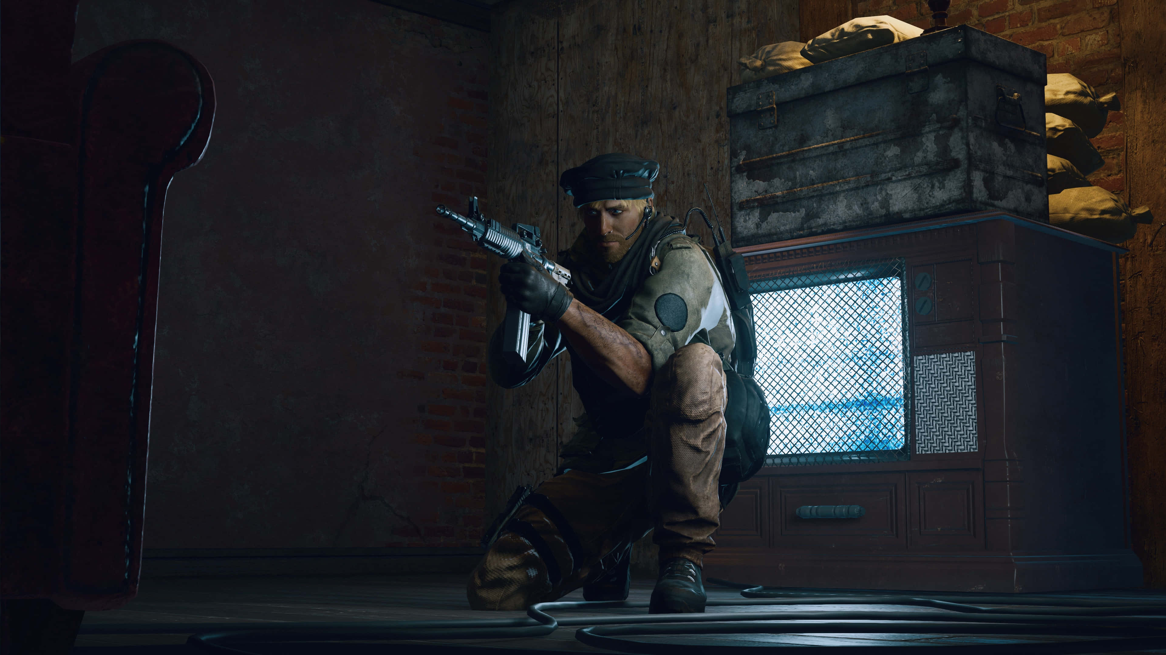 Rainbow Six Siege Maverick 桌布 壁紙 — 一名身穿戰術裝備的士兵在光線昏暗、骯髒的城市房間中蹲下，手持步槍，房間有磚牆和鐵窗。