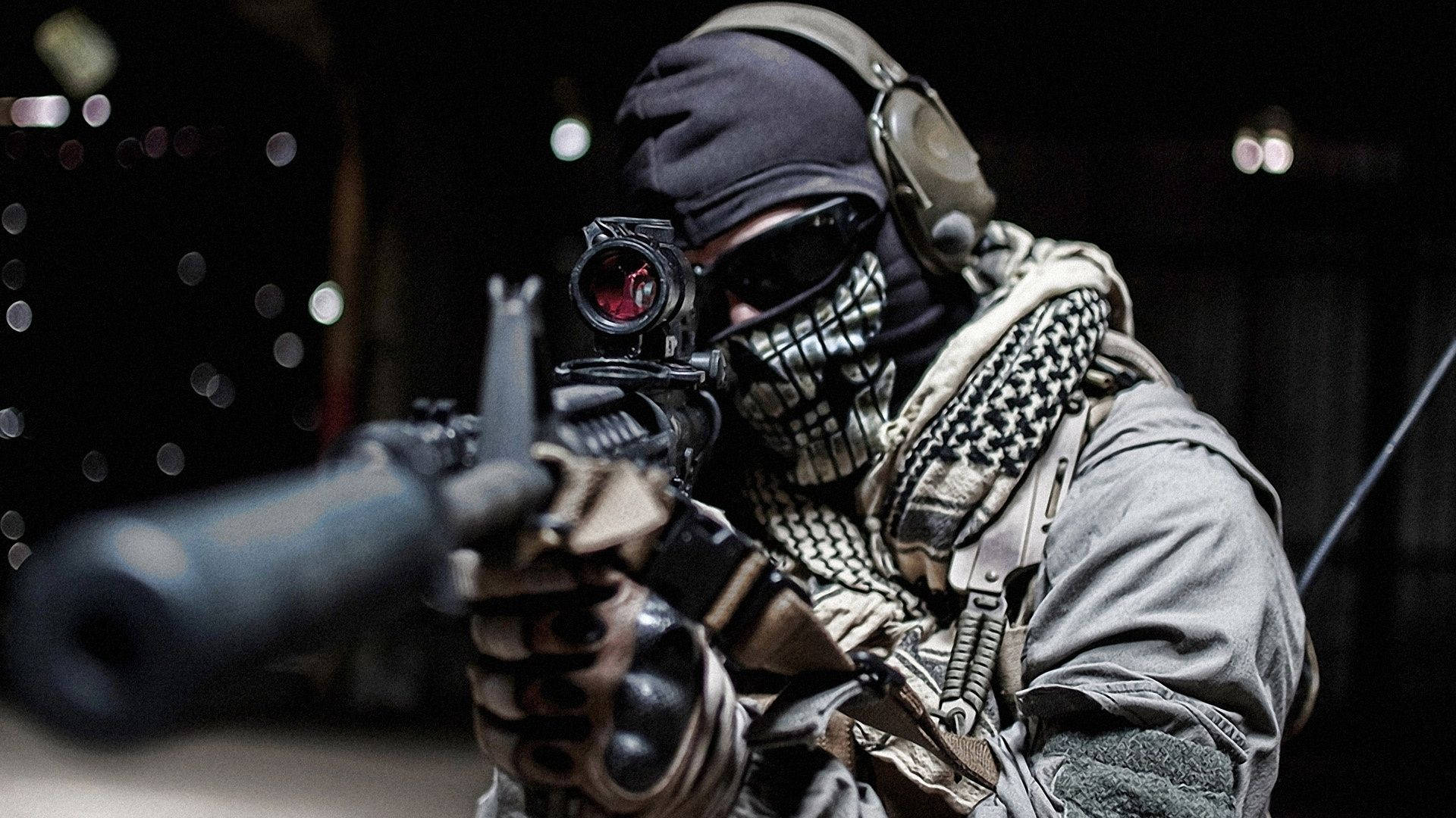 軍隊 桌布 壁紙 — 一名身穿戰術裝備的士兵在光線昏暗的室內射擊場用紅點瞄準鏡瞄準步槍。