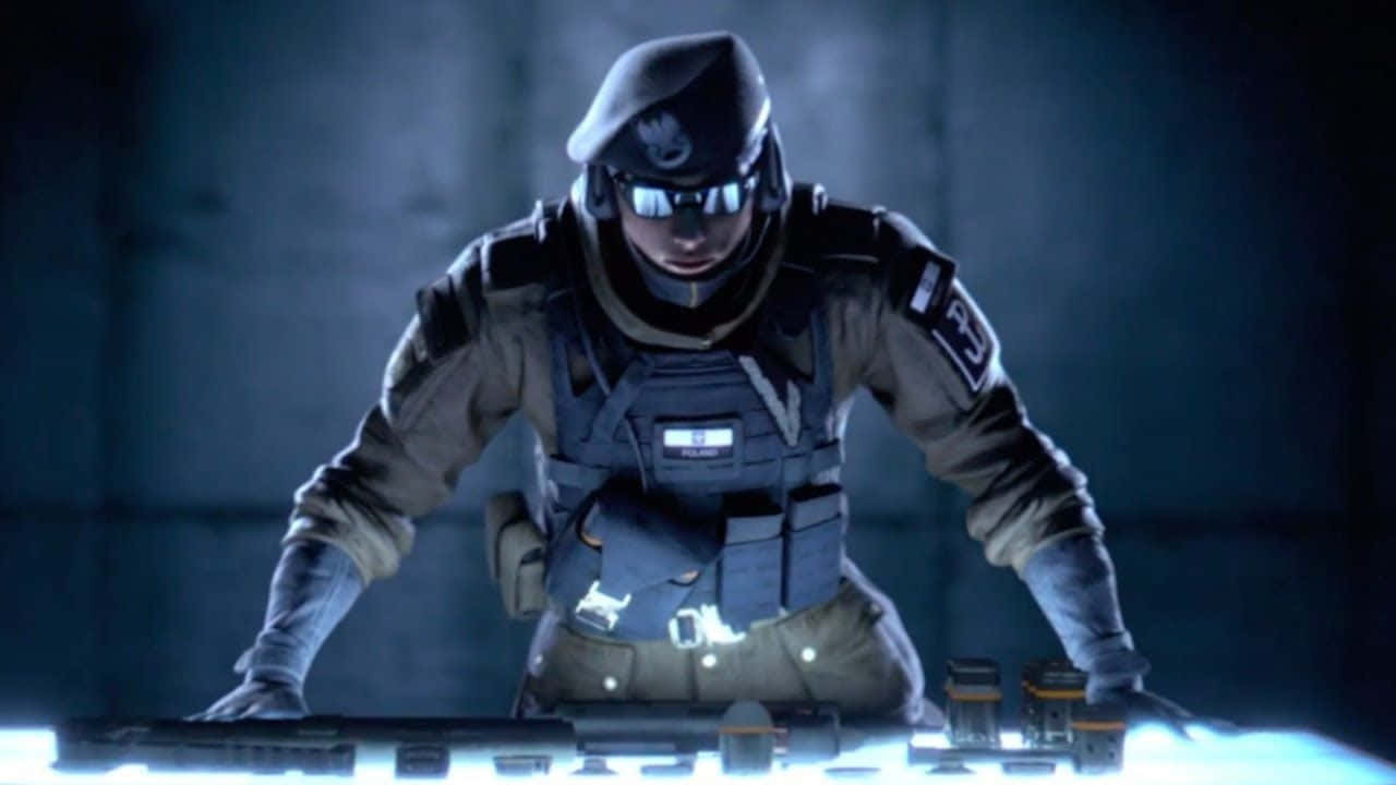 Zofia R6 桌布 壁紙 — 一名身穿戰術裝備的士兵在光線昏暗的未來主義地堡中俯身於發光設備之上。