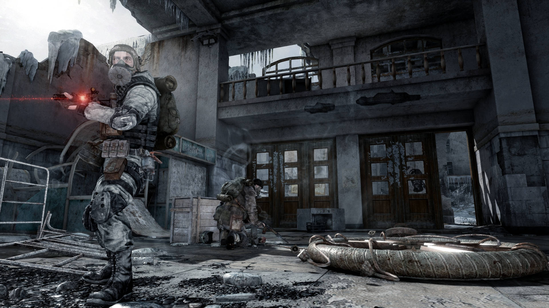 4K Metro 2033 桌布 壁紙 — 一名身穿戰術裝備的士兵在冰凍且 crumbling 的建築物內發射發光武器，天花板上掛著冰柱。