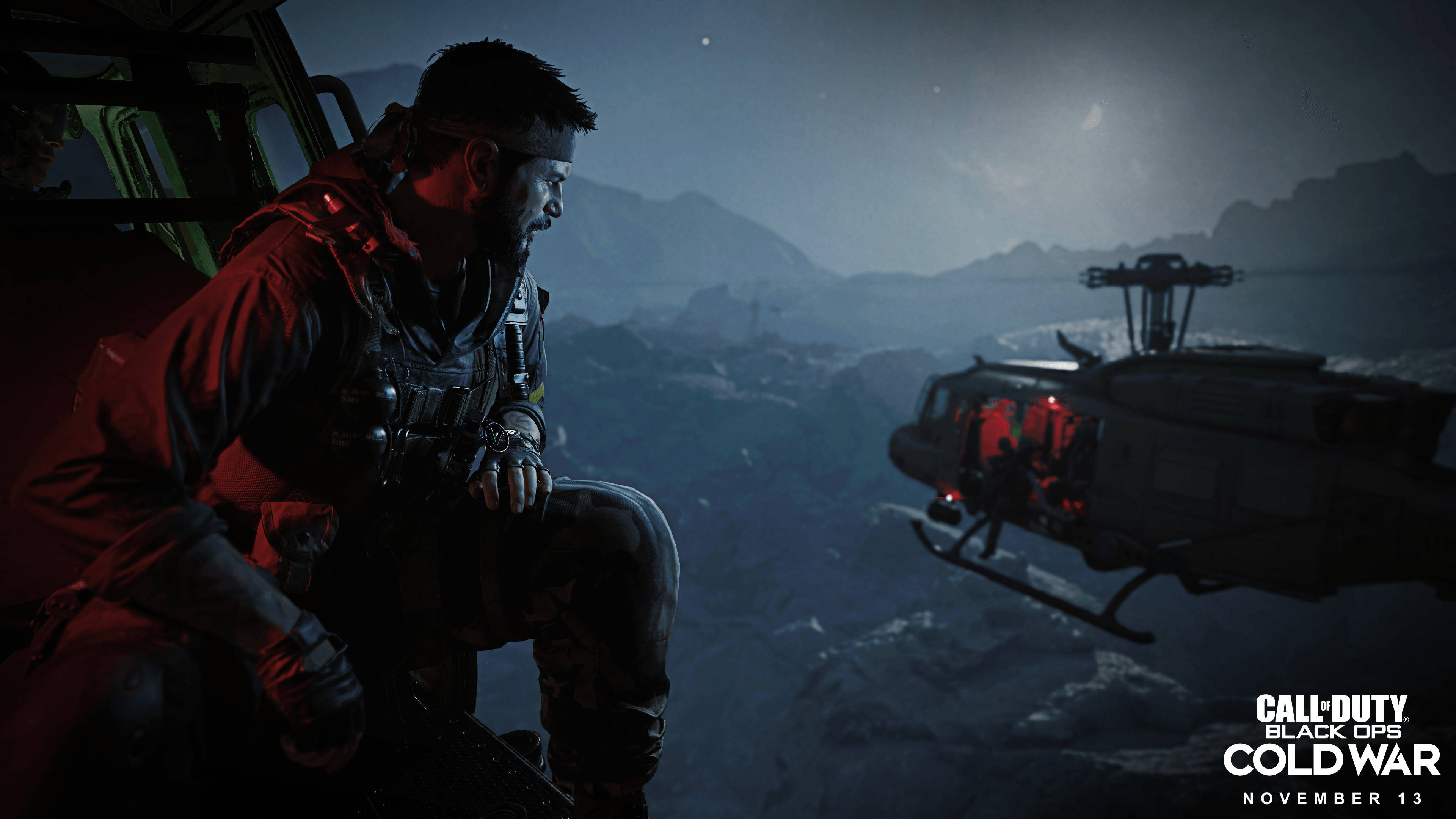 Cod 桌布 壁紙 — 一名身穿戰術裝備的士兵在夜間坐在直升機上，俯瞰積雪的山地地形，附近有另一架直升機。