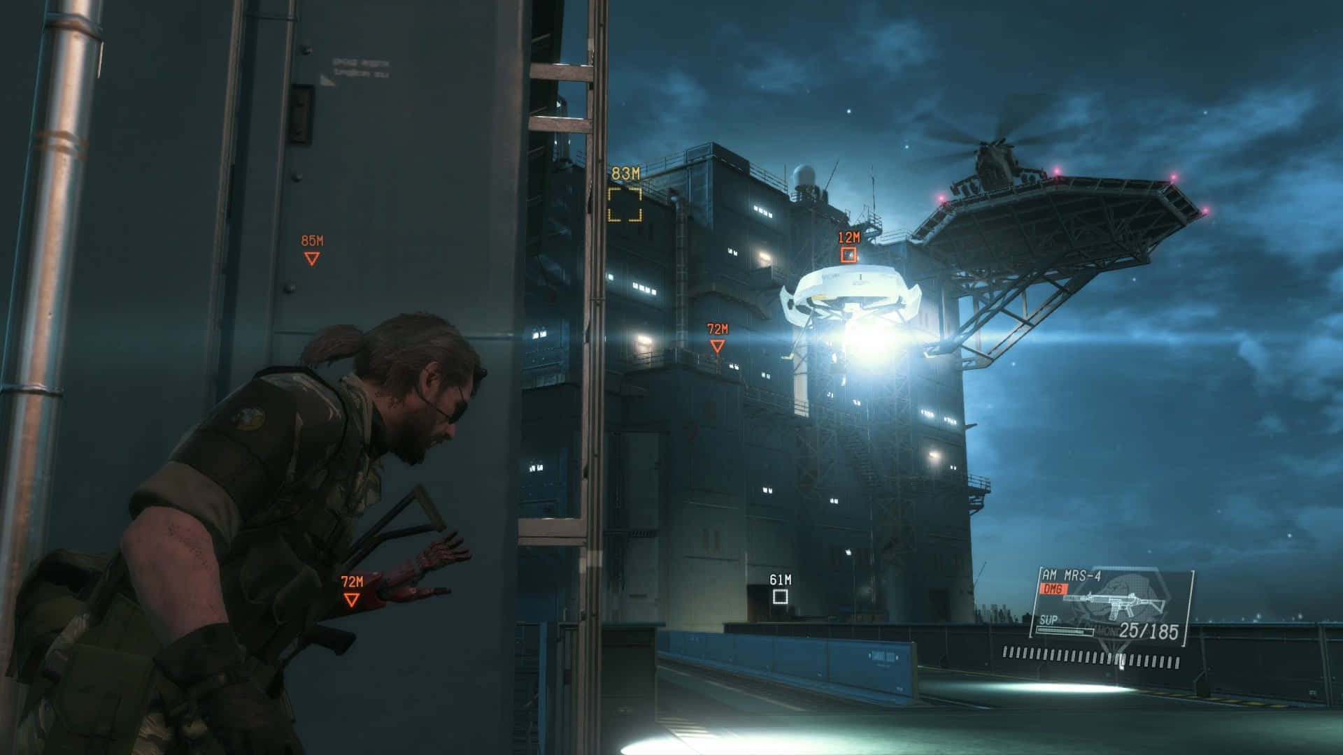 Stealth Games 桌布 壁紙 — 一名身穿戰術裝備的士兵在夜間蹲在金屬門附近，用武器瞄準遠處一艘甲板上有直升機的照明軍艦。