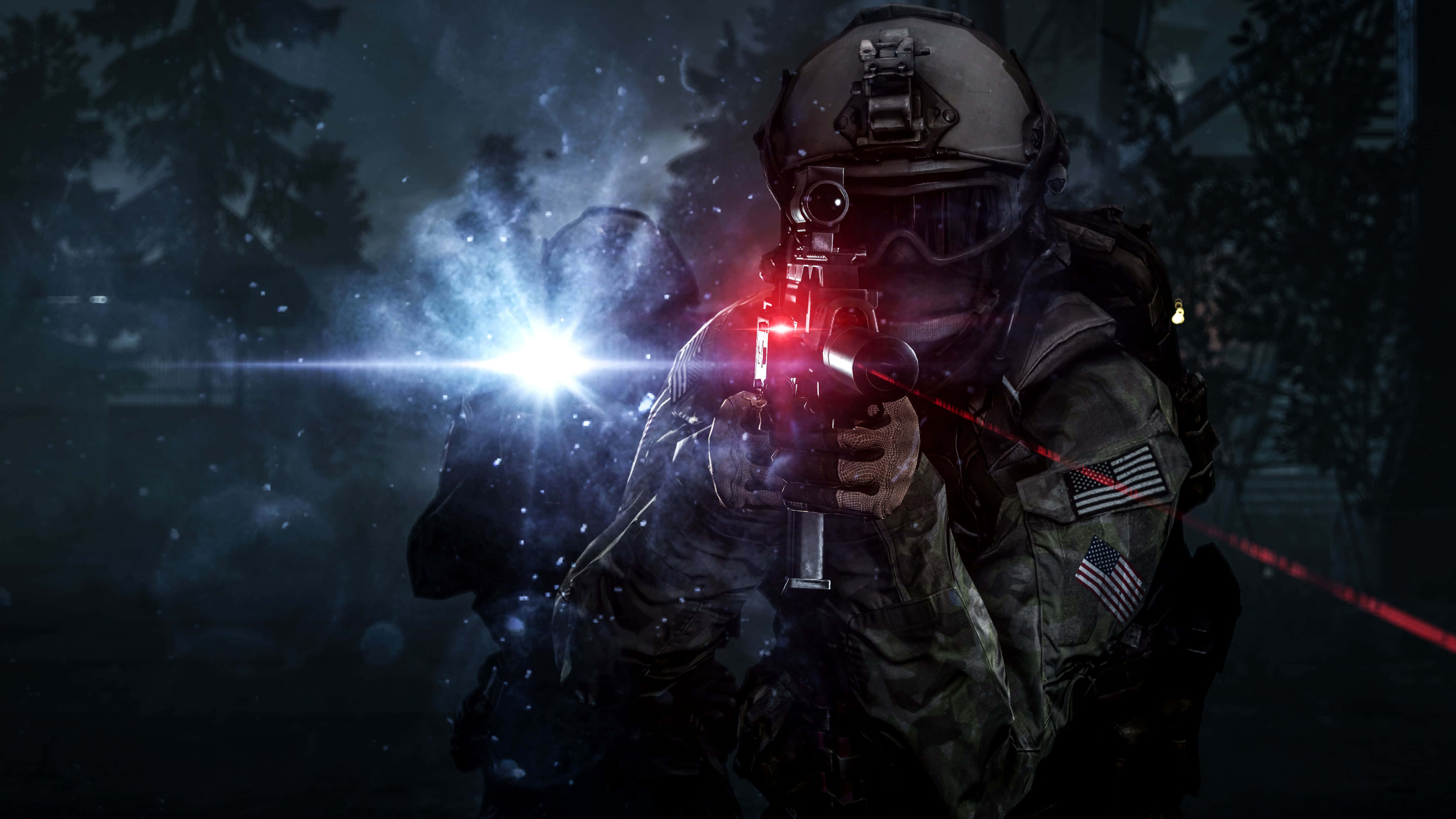4K Battlefield 桌布 壁紙 — 一名身穿戰術裝備的士兵在夜間黑暗的雪地森林中，用帶有明亮槍口閃光和紅色雷射瞄準器的步槍射擊。