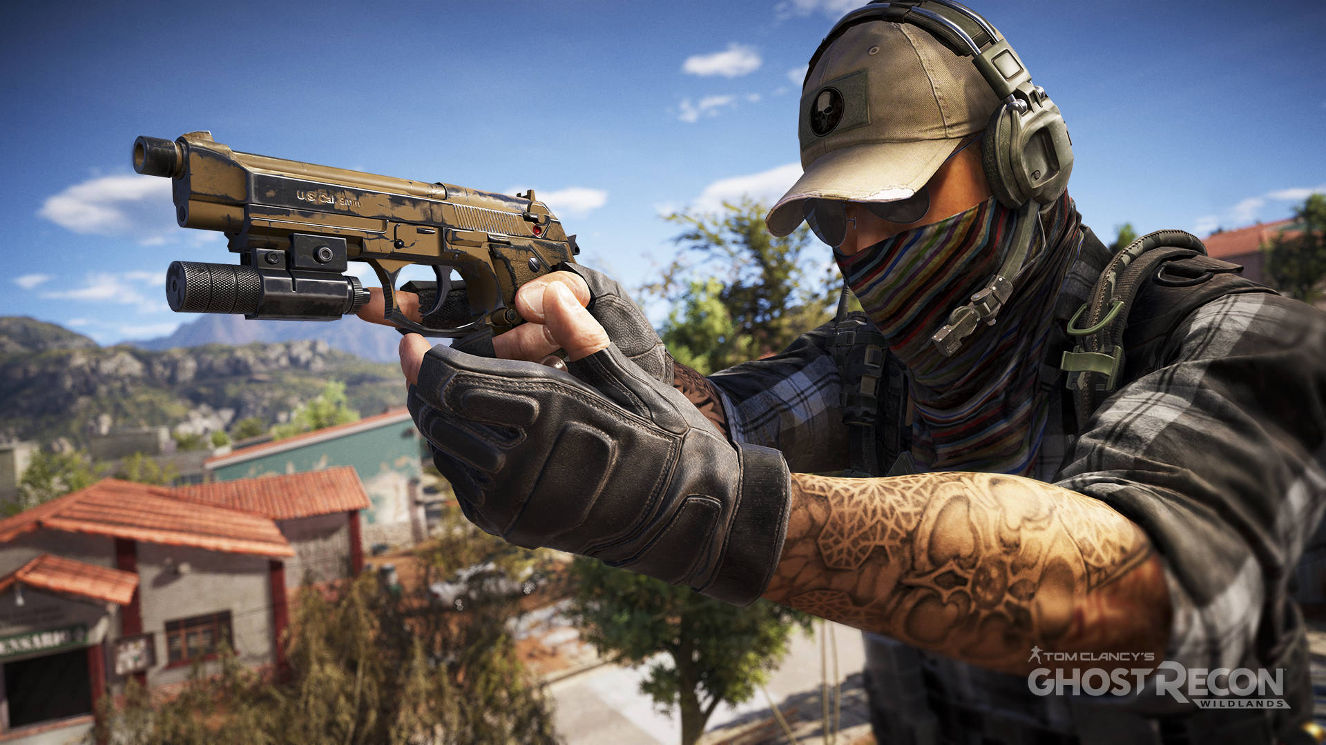 tom clancy's ghost recon wildlands 桌布 壁紙 — 一名身穿戰術裝備的士兵在屋頂上瞄準一把定制手槍，俯瞰著陽光普照、紅瓦建築的小鎮。