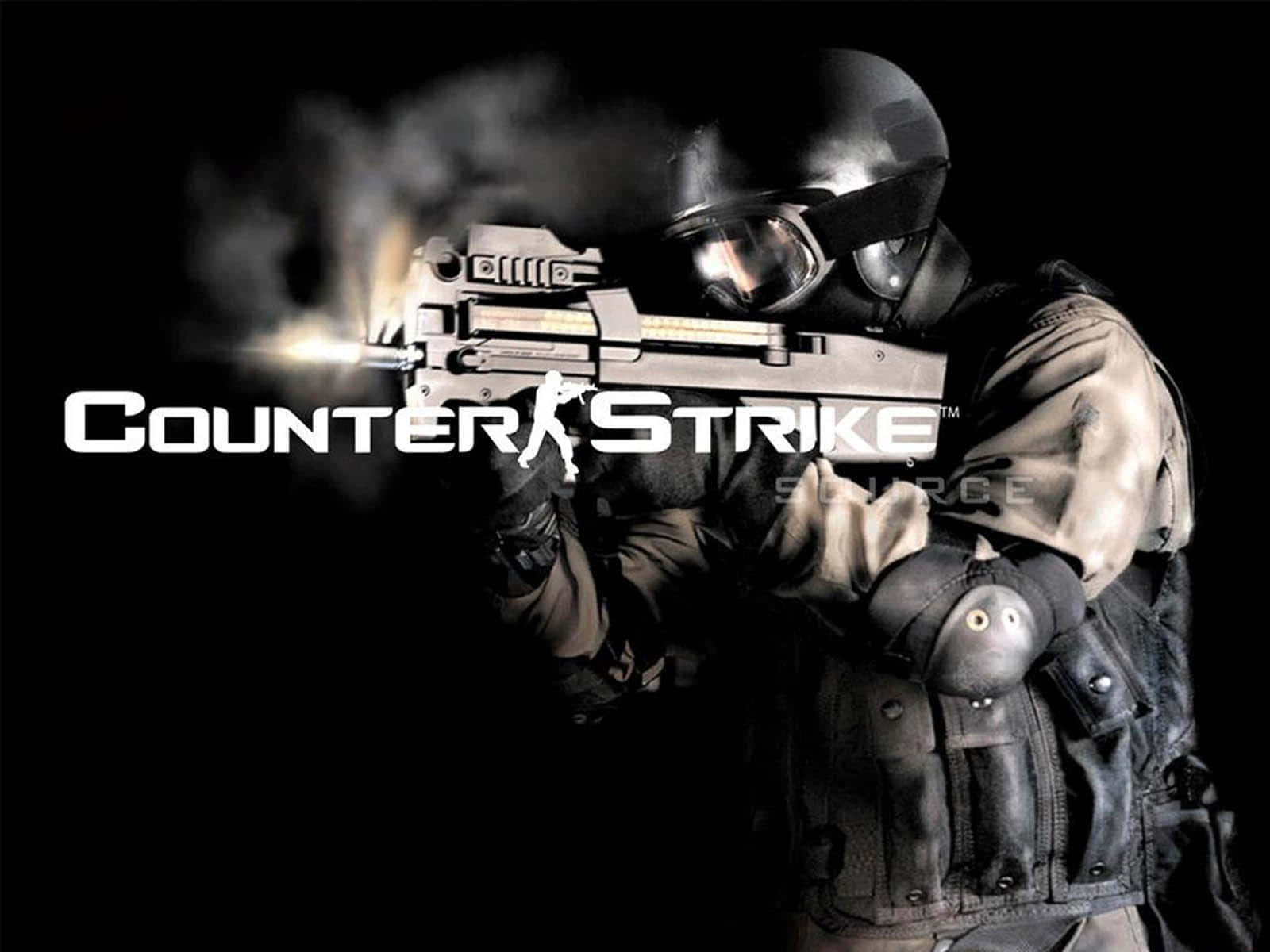 電玩遊戲 桌布 壁紙 — 一名身穿戰術裝備的士兵在帶有 Counter Strike Source 標誌的黑色背景下，開槍射擊，槍口閃爍著火光。