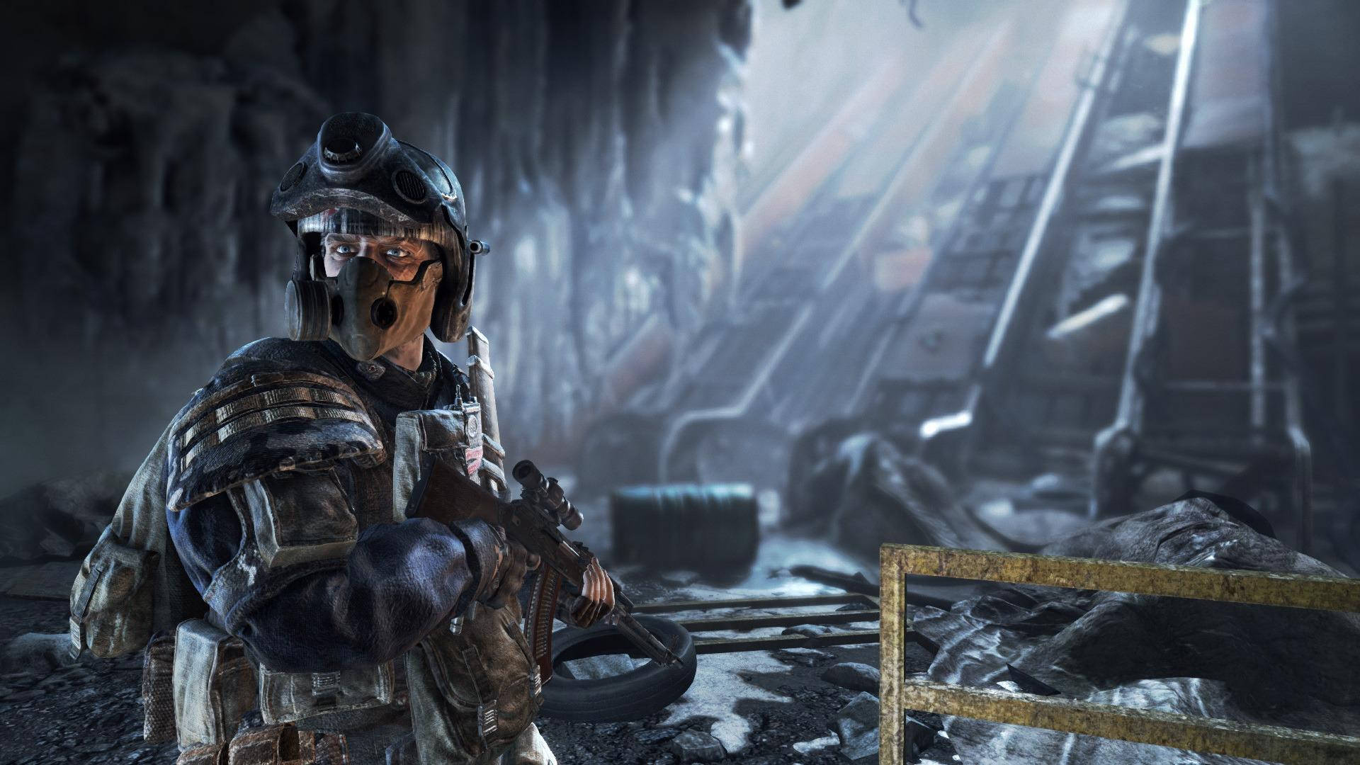 Metro 2033 Redux 桌布 壁紙 — 一名身穿戰術裝備的士兵在昏暗、佈滿碎石的工業廢墟中保持警覺，光線穿透煙霧照射進來。