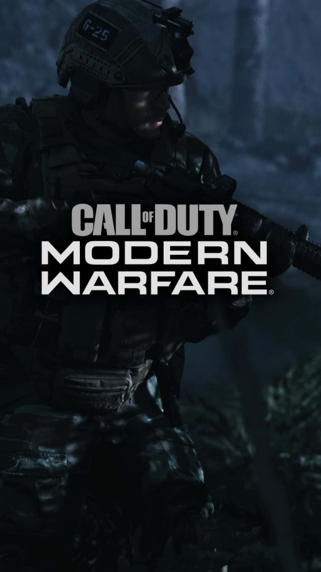 Android Call Of Duty Modern Warfare 桌布 壁紙 — 一名身穿戰術裝備的士兵在昏暗的森林中夜間持步槍，帶有「Call of Duty Modern Warfare」文字疊加。