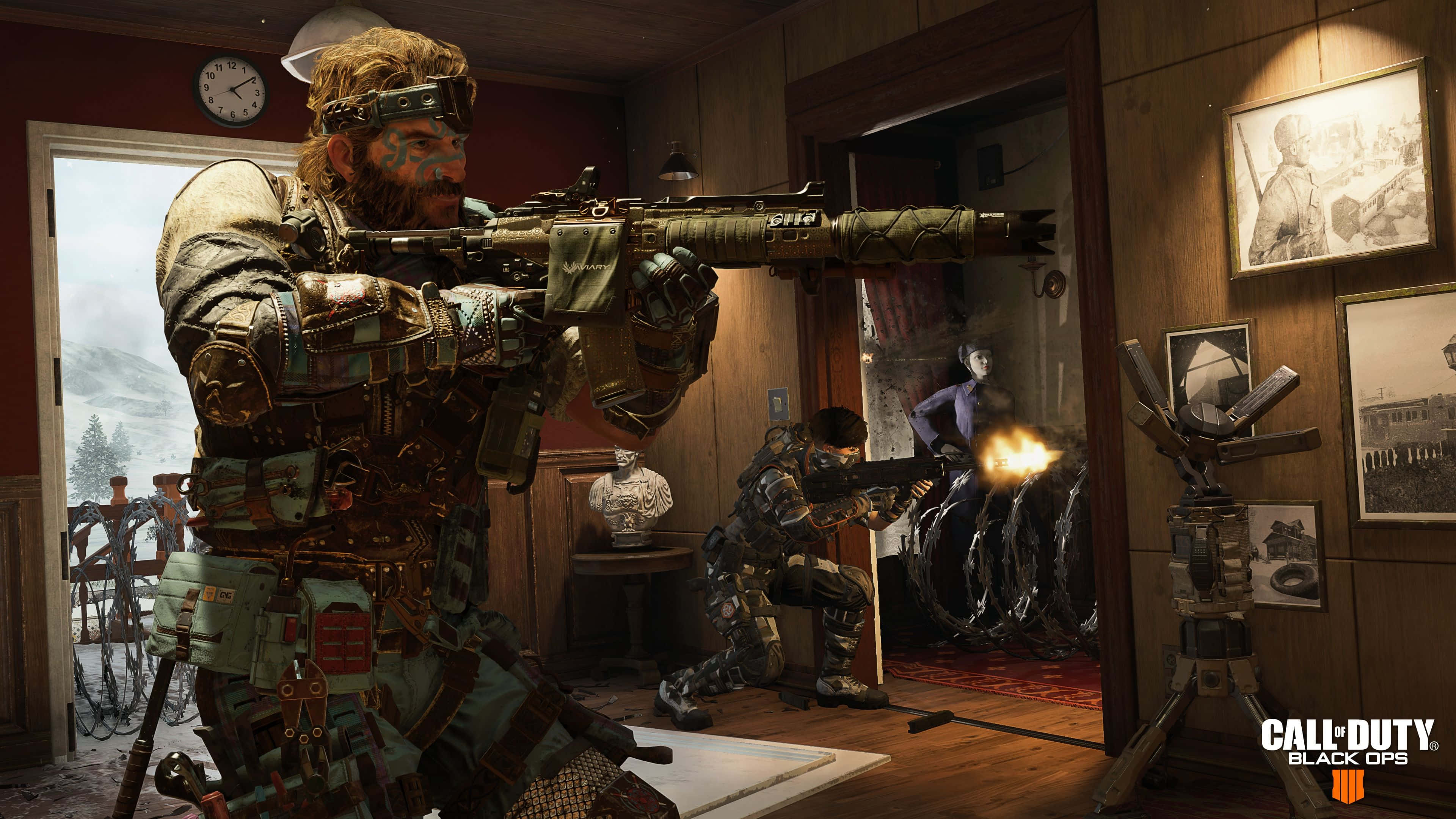 Call Of Duty Weapons 桌布 壁紙 — 一名身穿戰術裝備的士兵在木屋內瞄準步槍，背景中另一名士兵正在開火。