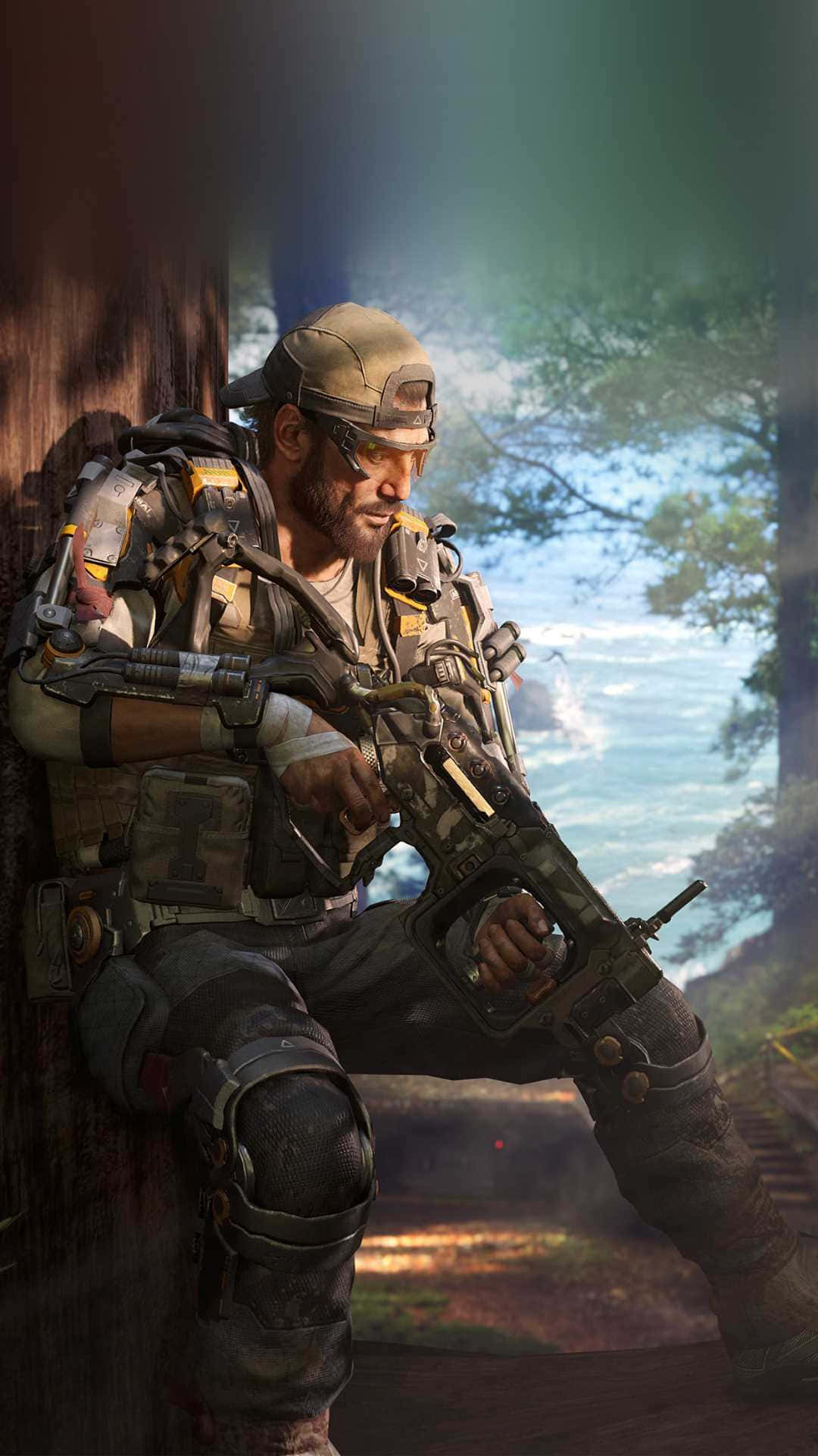 軍事動圖 桌布 壁紙 — 一名身穿戰術裝備的士兵在森林中靠著樹，手持步槍，陽光穿過樹葉灑落。