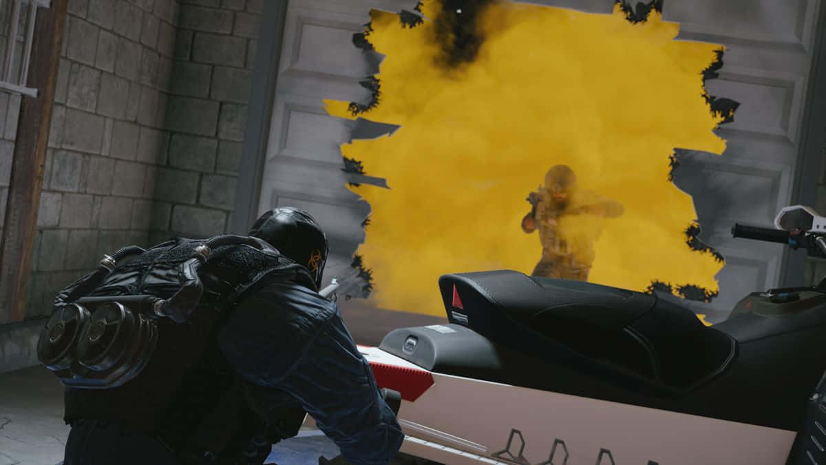 Rainbow Six Siege Rook 桌布 壁紙 — 一名身穿戰術裝備的士兵在機車後方掩護，同時一枚黃色煙霧彈穿過混凝土牆爆炸，顯露出另一名士兵。