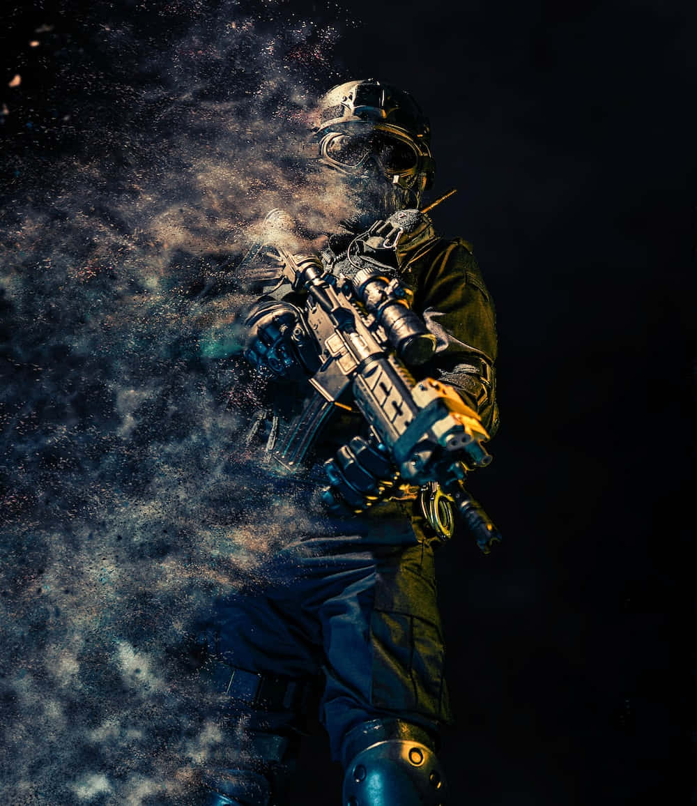 soldier 桌布 壁紙 — 一名身穿戰術裝備的士兵在煙霧中向黑暗背景開槍射擊。