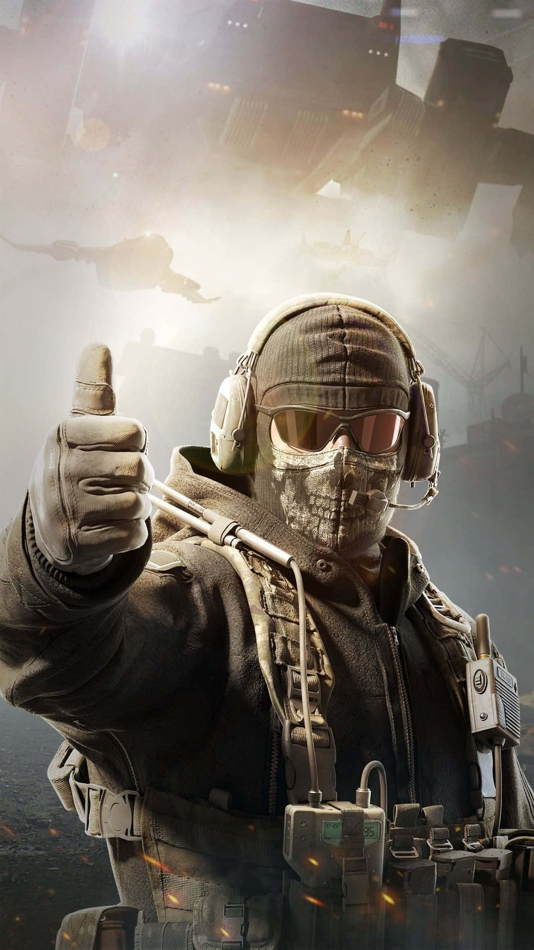 Call Of Duty Ghosts 桌布 壁紙 — 一名身穿戰術裝備的士兵在煙霧彌漫的戰場上，背景有飛行的無人機和爆炸，豎起大拇指。