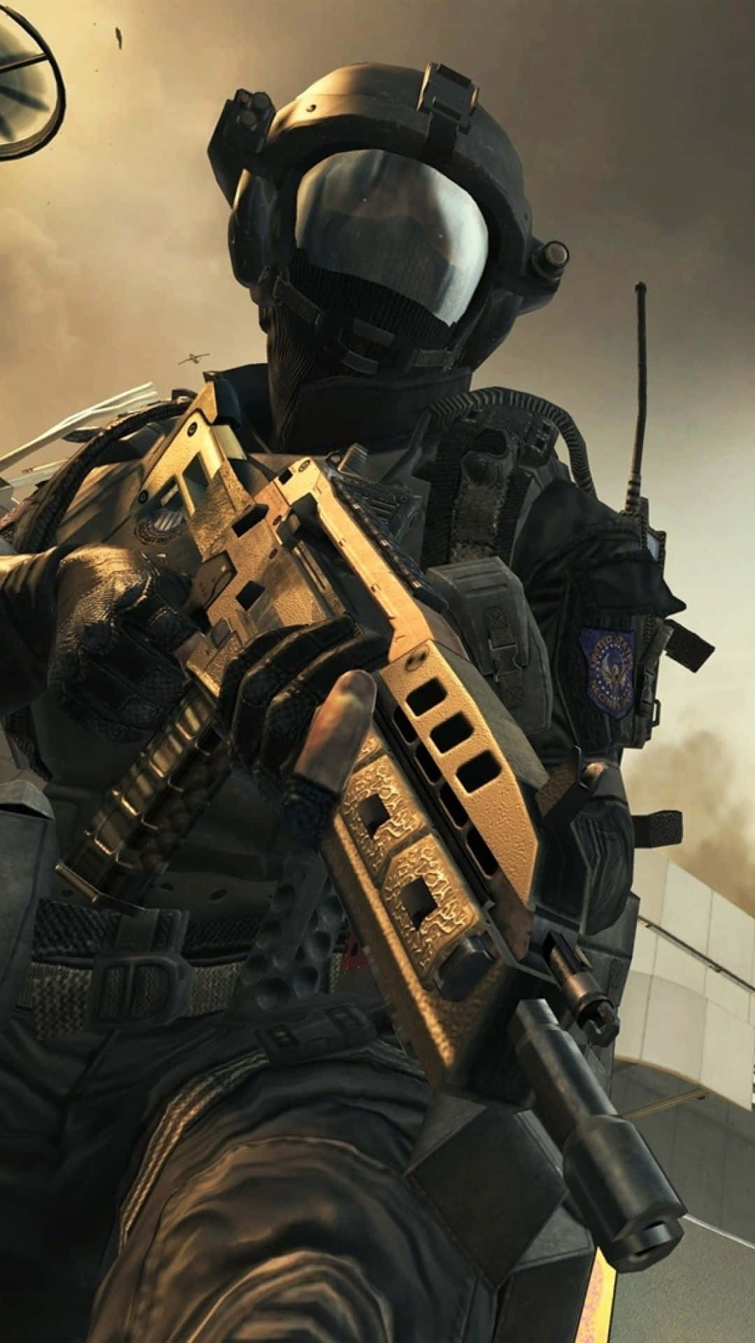 Call Of Duty Weapons 桌布 壁紙 — 一名身穿戰術裝備的士兵在煙霧瀰漫的戰場背景下手持金色突擊步槍。