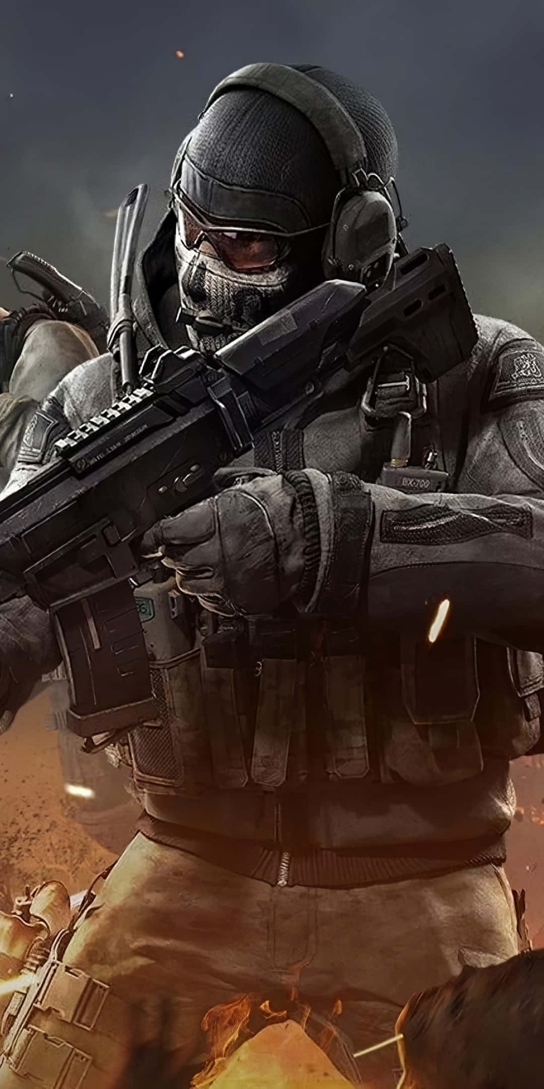 Mobile Gamer 桌布 壁紙 — 一名身穿戰術裝備的士兵在煙霧瀰漫的天空下，於猛烈爆炸中手持步槍。