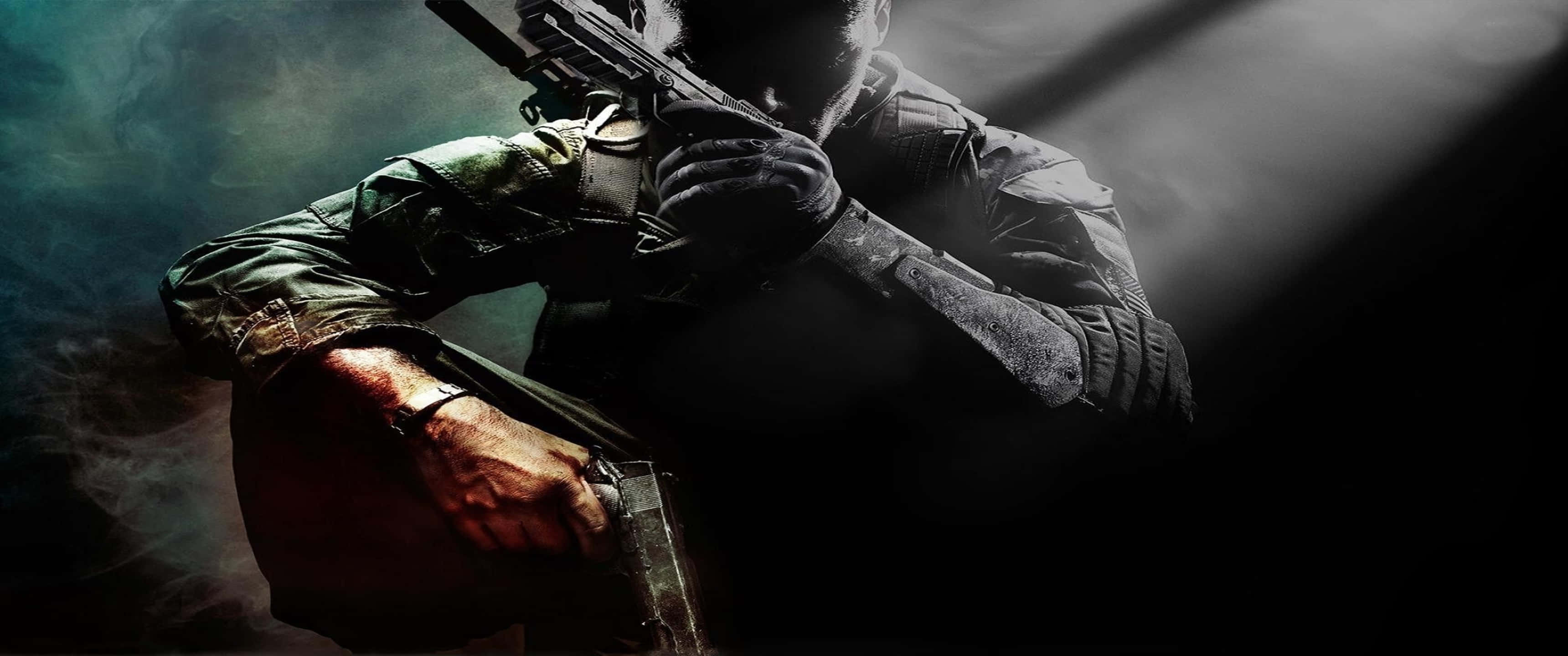 3440x1440p Call Of Duty Black Ops Cold War 桌布 壁紙 — 一名身穿戰術裝備的士兵在煙霧瀰漫的黑暗背景下，於戲劇性的聚光燈下瞄準步槍。