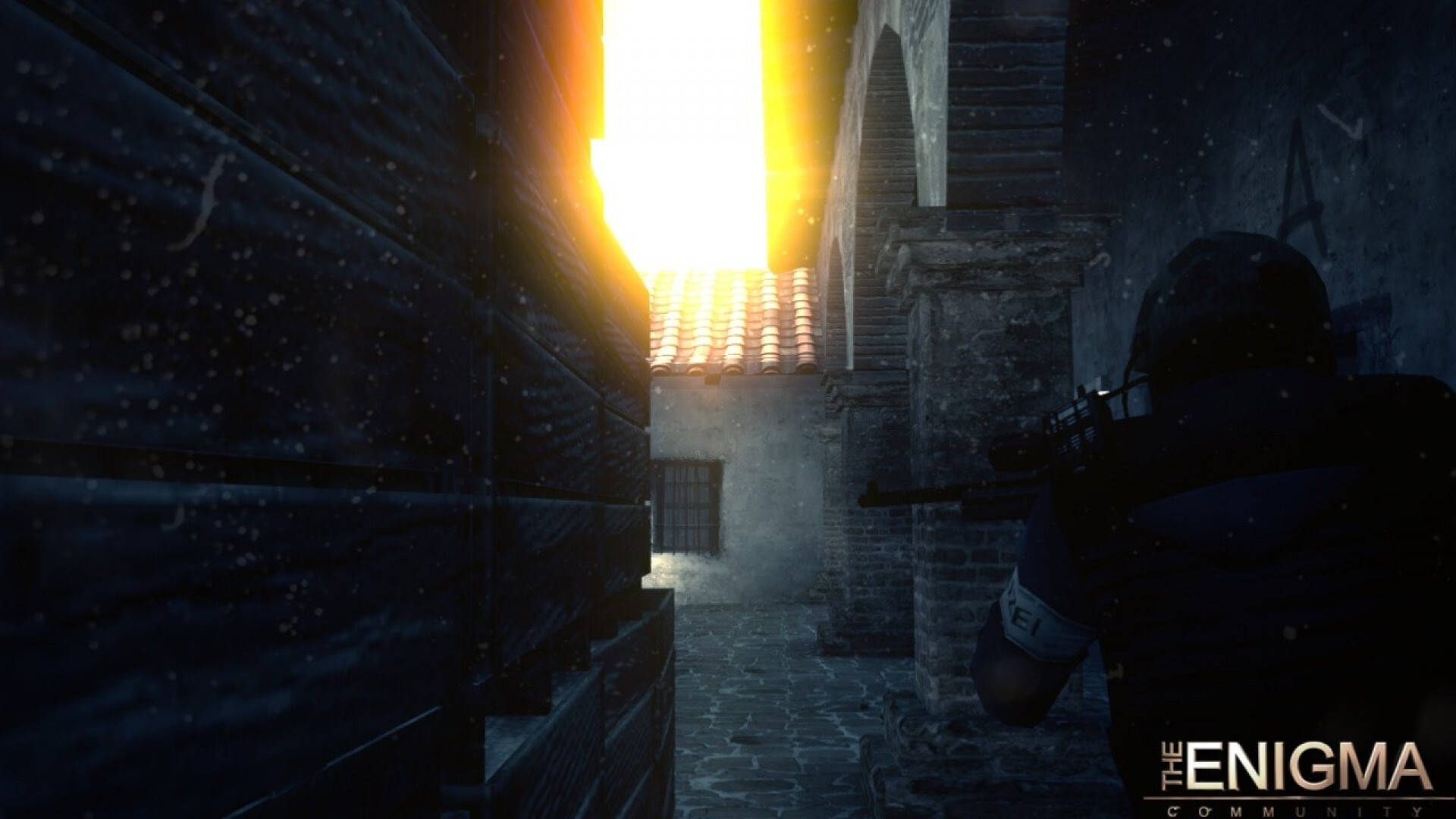Cs Go 桌布 壁紙 — 一名身穿戰術裝備的士兵在狹窄的石巷中穿過雪地，金色夕陽光線從拱門中傾瀉而入。