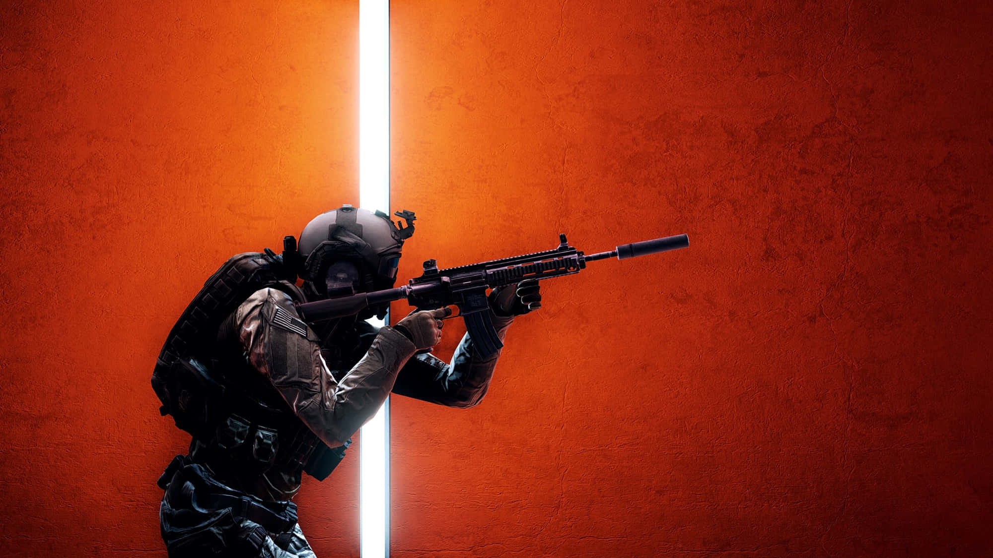 Battlefield 4 桌布 壁紙 — 一名身穿戰術裝備的士兵在紋理橙色牆壁前，從發光的垂直光縫後方瞄準步槍。
