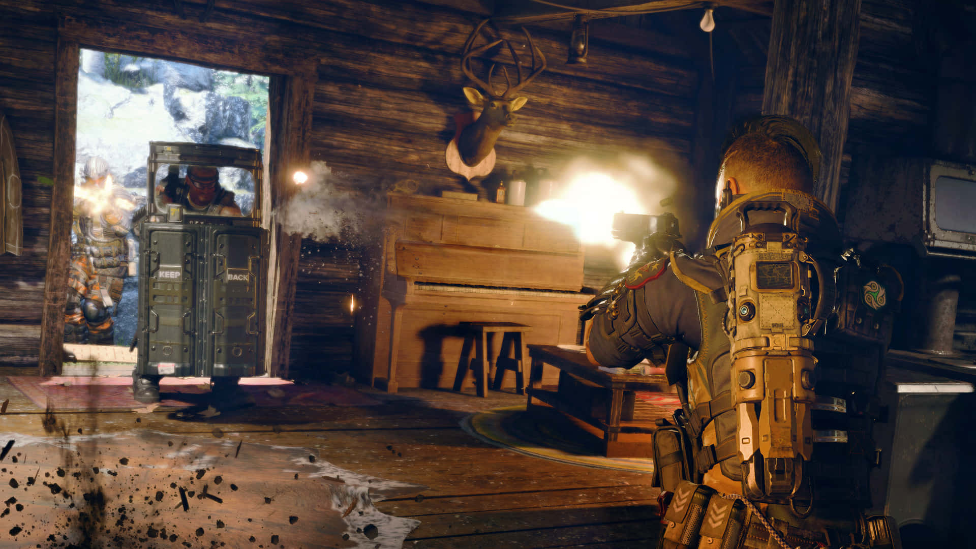 Best Call Of Duty Black Ops 4 桌布 壁紙 — 一名身穿戰術裝備的士兵在質樸的木屋內開火，煙霧和碎片在空中飛揚。