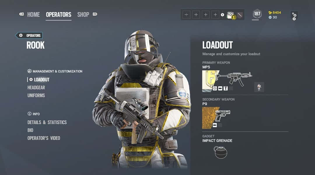 Rainbow Six Siege Rook 桌布 壁紙 — 一名身穿戰術裝備的士兵在遊戲選單背景前手持突擊步槍。