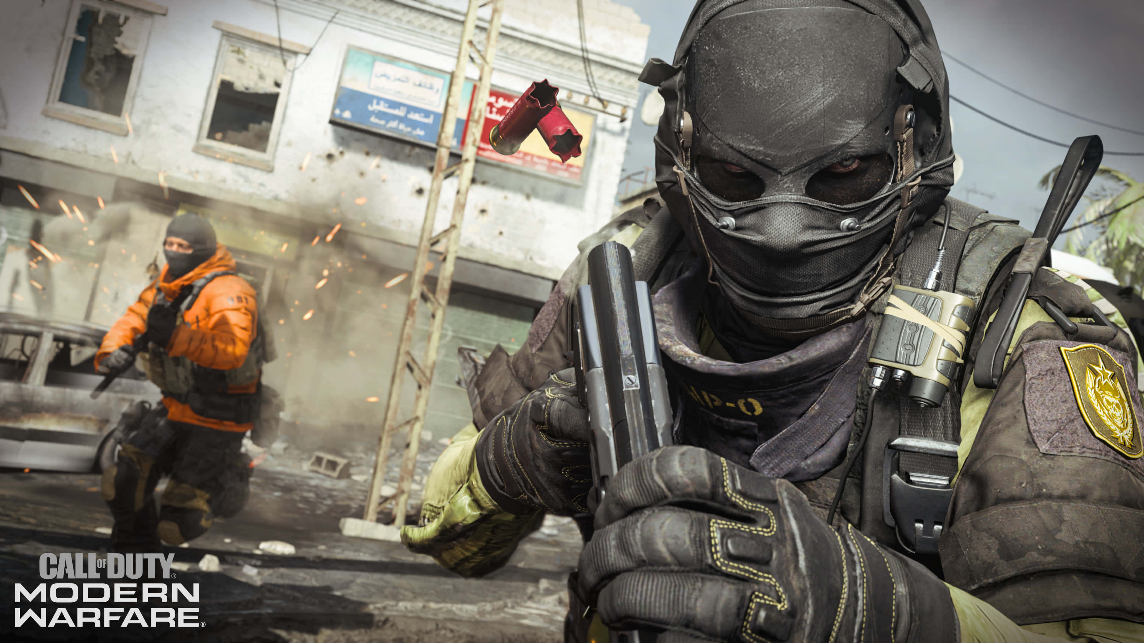 4K Call Of Duty Modern Warfare 桌布 壁紙 — 一名身穿戰術裝備的士兵在都市戰鬥中瞄準手槍，火花四濺，一名身穿橙色掩護的隊友在受損建築物後方。