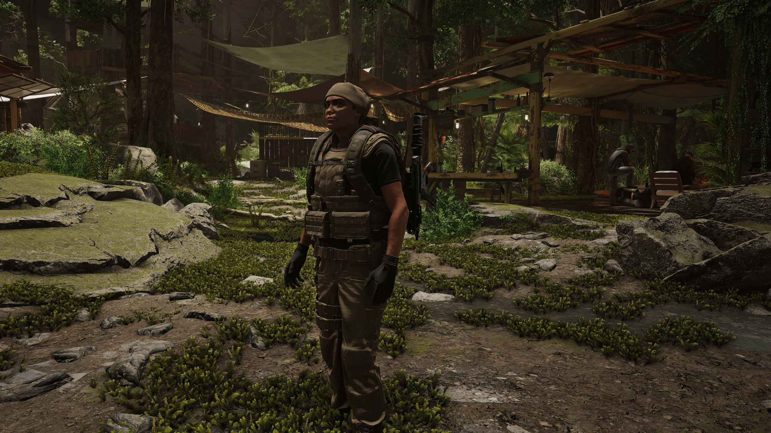Ghost Recon 桌布 壁紙 — 一名身穿戰術裝備的士兵在長滿苔蘚的叢林空地中，靠近簡陋的木造棚屋，保持警覺。