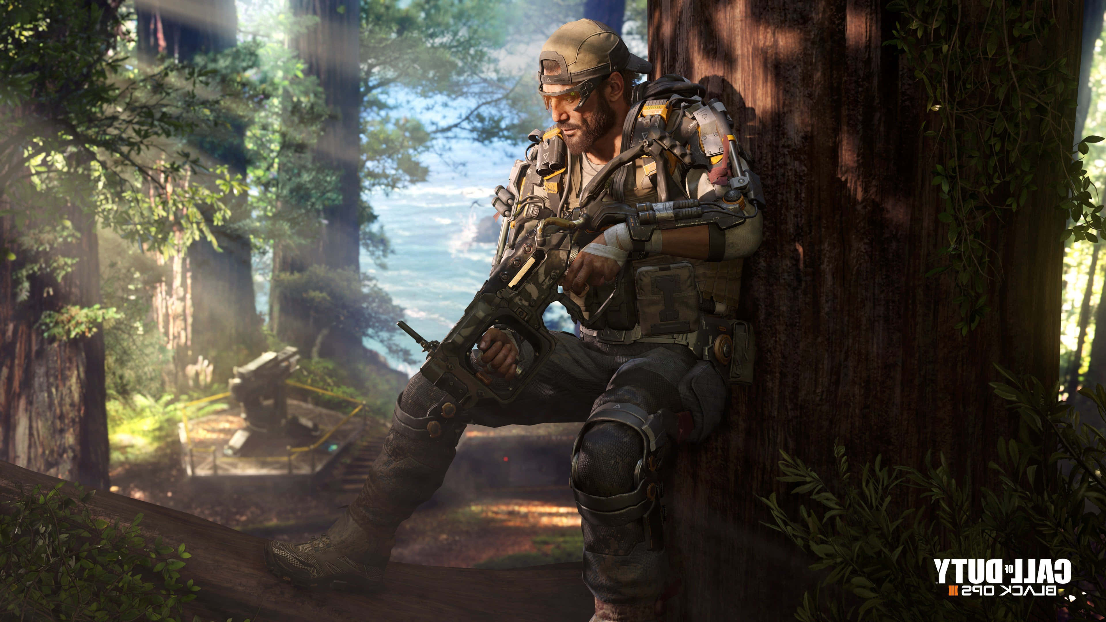 Black Ops 3 桌布 壁紙 — 一名身穿戰術裝備的士兵在陽光明媚、可眺望海洋的森林中蹲伏在樹後。