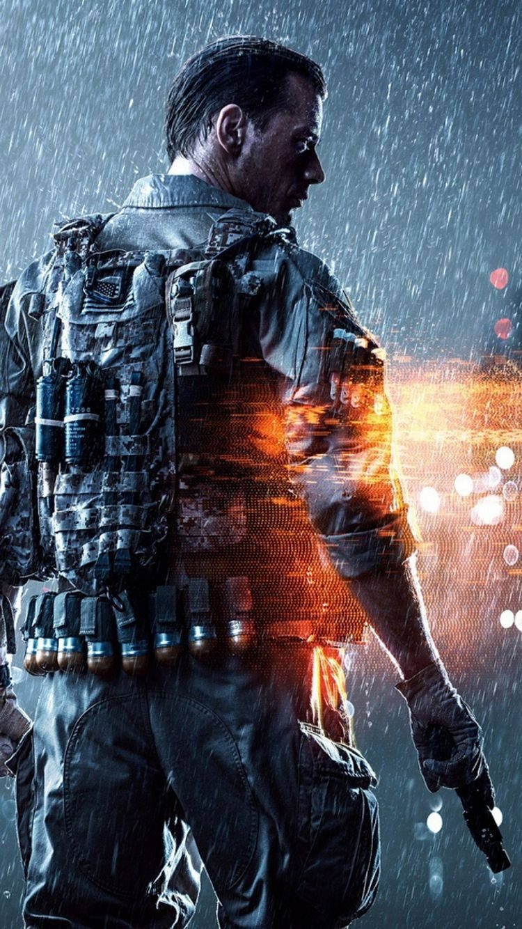 Battlefield 4 桌布 壁紙 — 一名身穿戰術裝備的士兵在雨中站立，身體上有發光的橙色能量條紋，背景是黑暗的城市。