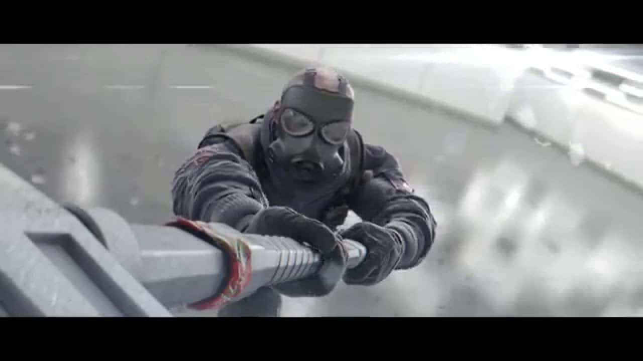 Rainbow Six Siege Sledge 桌布 壁紙 — 一名身穿戰術裝備的士兵在雪地城市環境中移動時抓住欄杆。