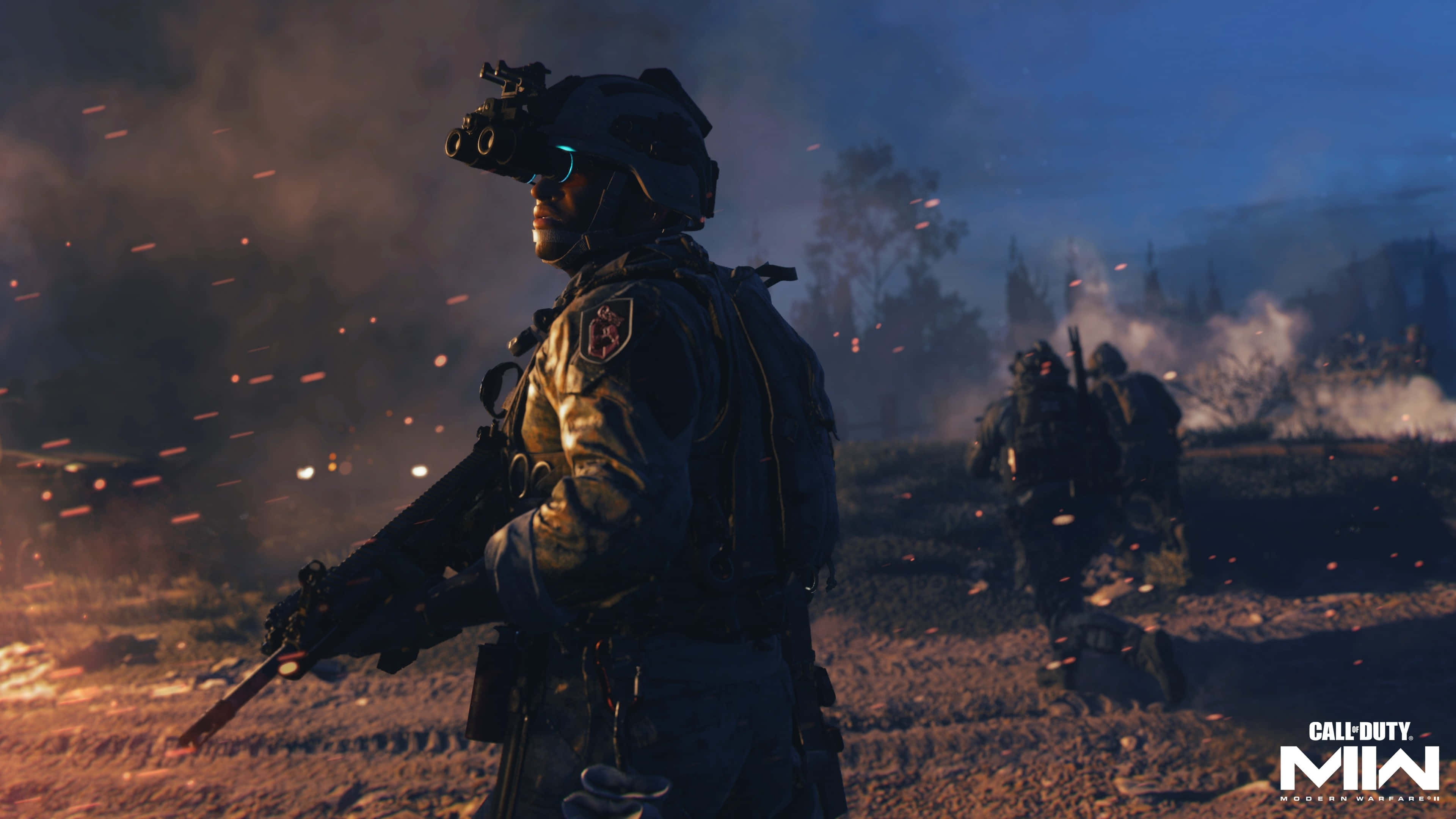 4K Call Of Duty Modern Warfare 桌布 壁紙 — 一名身穿戰術裝備的士兵在黃昏時分的煙霧瀰漫戰場上警覺地站立，火花四濺，身後有戰友正在推進。