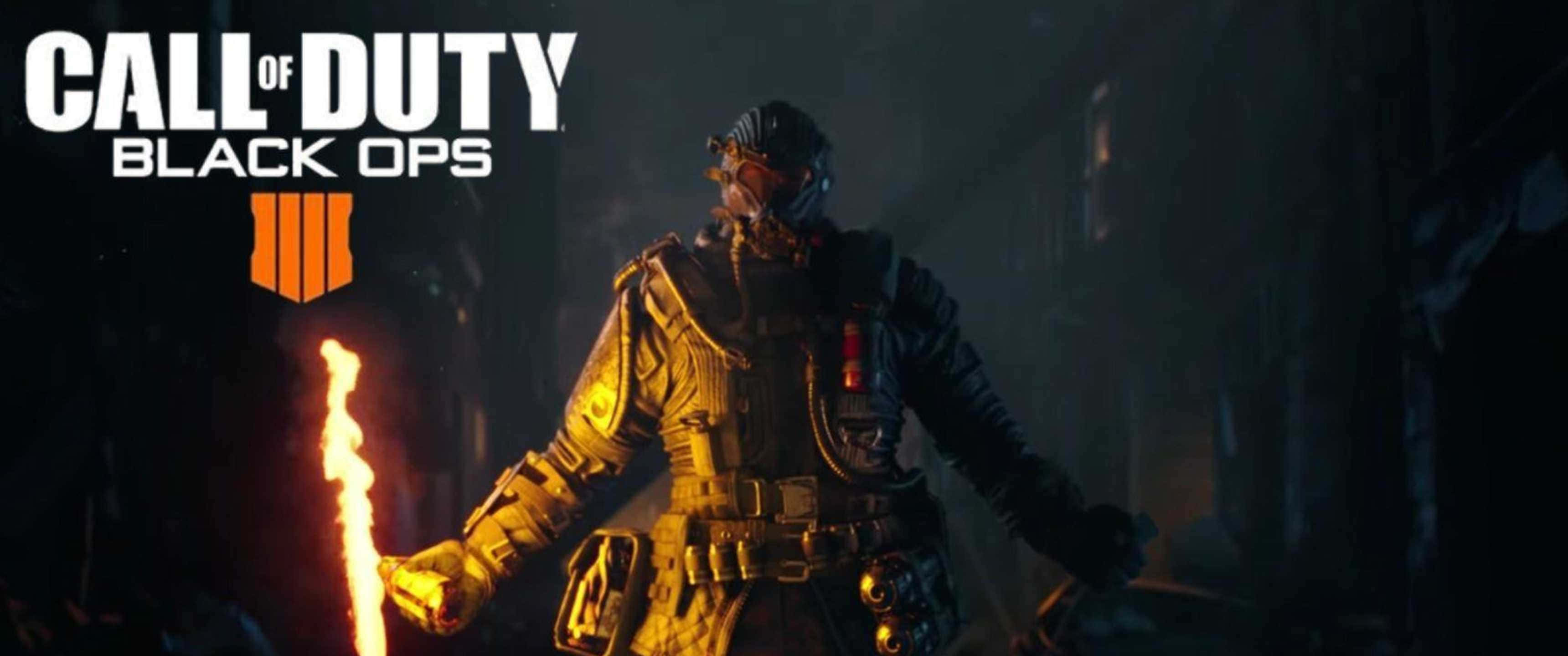 3440x1440p Call Of Duty Black Ops 4 桌布 壁紙 — 一名身穿戰術裝備的士兵在黑暗煙霧瀰漫的城市廢墟中，高舉燃燒的火炬，背景是Call of Duty Black Ops標誌。