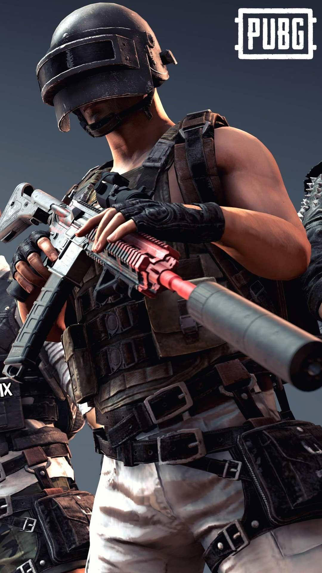pubg mobile 桌布 壁紙 — 一名身穿戰術裝備的士兵在黑暗背景下握著一把槍口發出紅光的步槍。