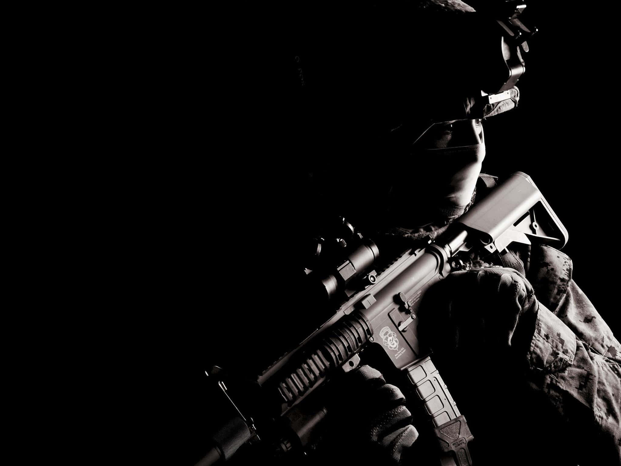 Swat 桌布 壁紙 — 一名身穿戰術裝備的士兵在黑色背景前，以戲劇性的側光手持突擊步槍。