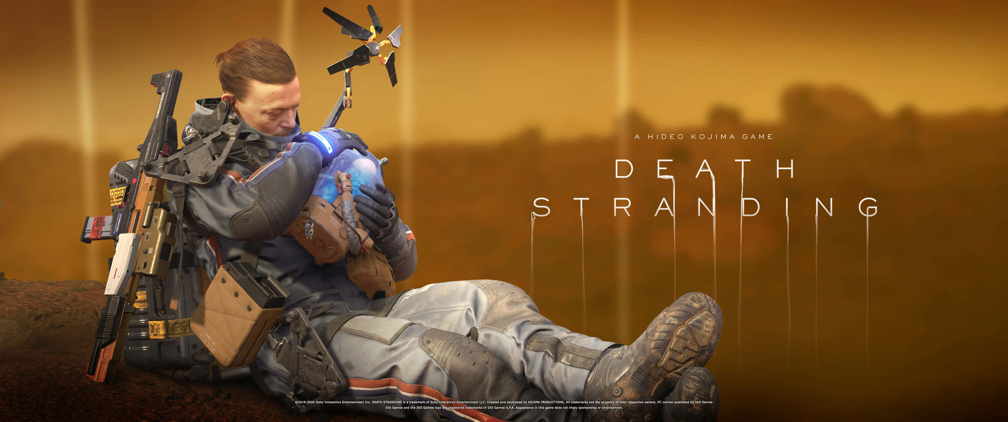 3440x1440p Death Stranding 桌布 壁紙 — 一名身穿戰術裝備的士兵坐在荒蕪的土地上，在溫暖的橙色天空下懷抱著一個發光的藍色包裹。