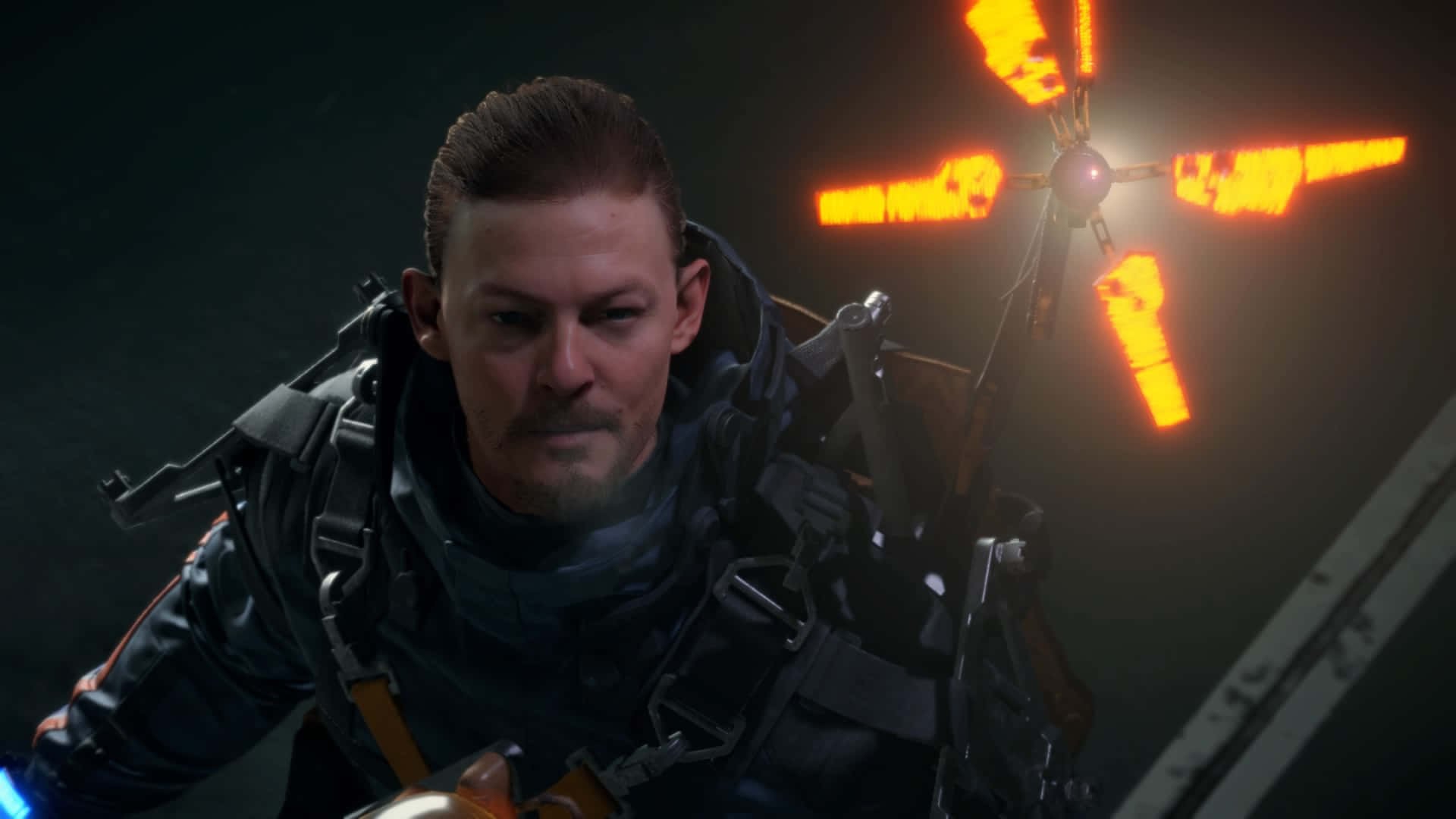 HD Death Stranding 桌布 壁紙 — 一名身穿戰術裝備的士兵專注地凝視著，一把發光的橙色武器在他身後懸浮在黑暗環境中。