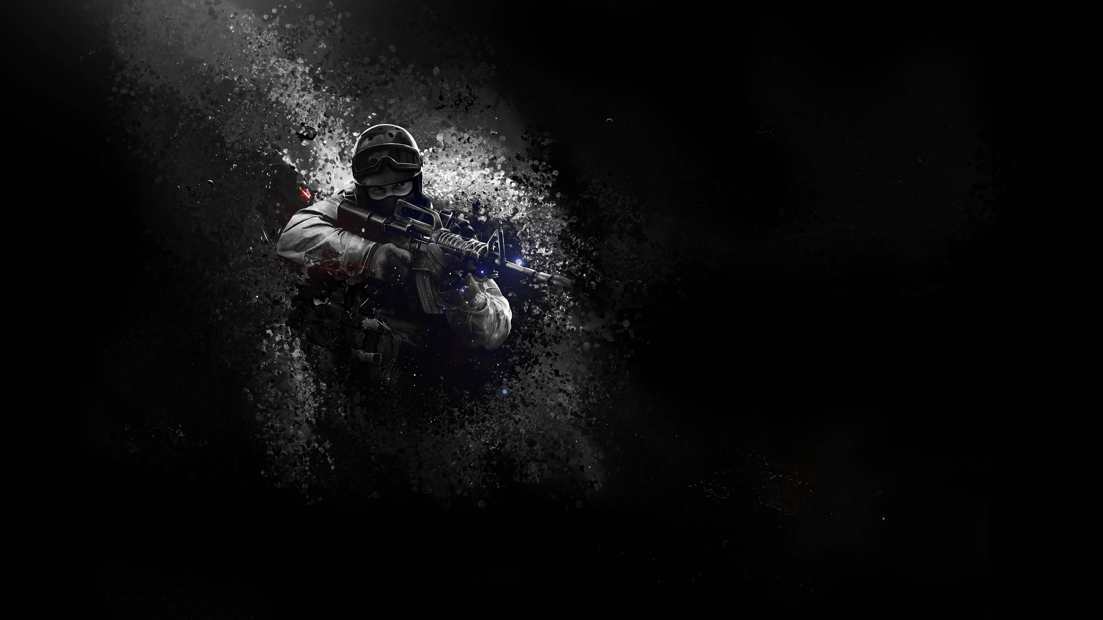Cs Go 桌布 壁紙 — 一名身穿戰術裝備的士兵從黑暗爆炸中出現，手持步槍，槍口閃爍著光芒。