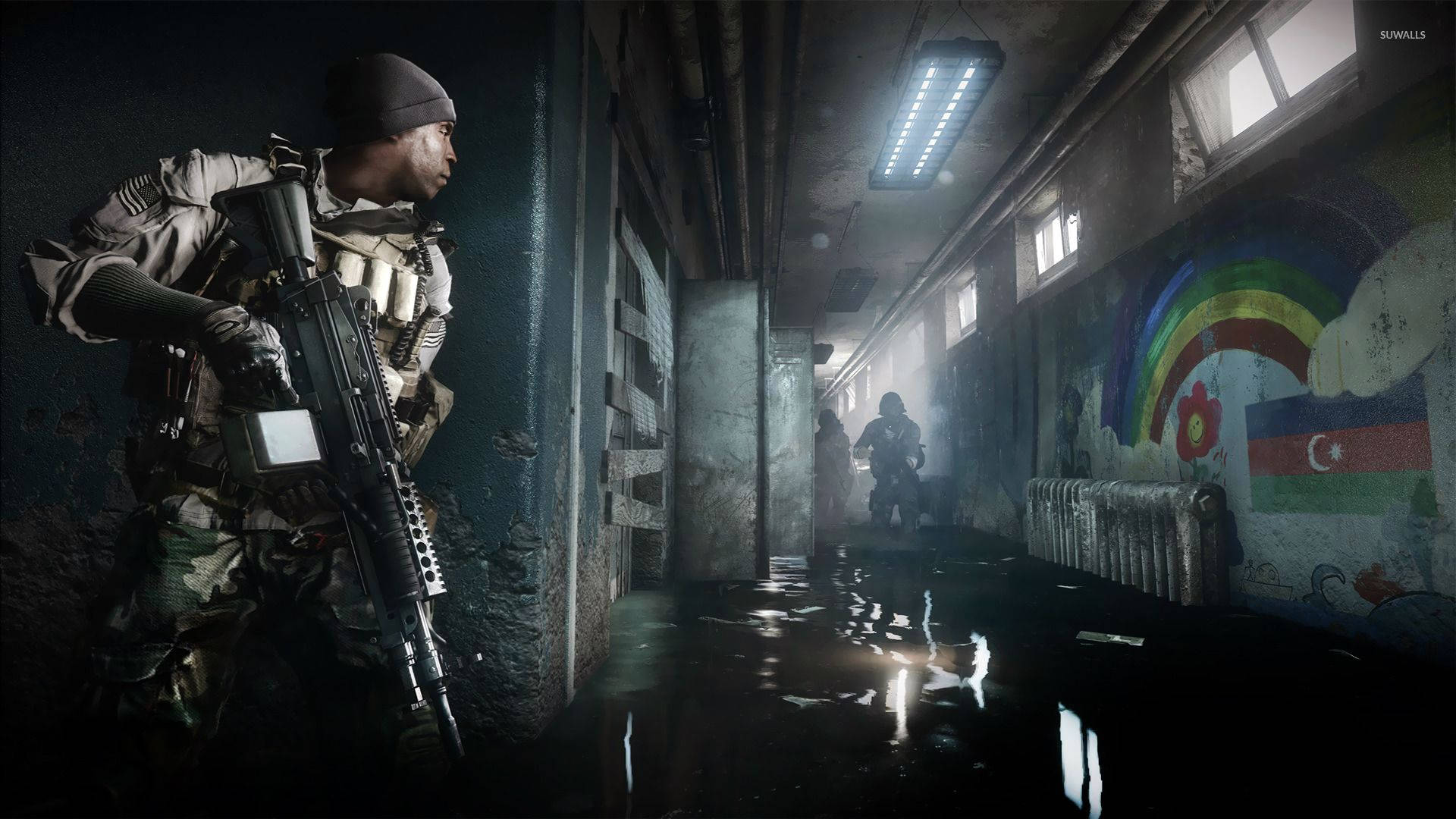Battlefield 4 桌布 壁紙 — 一名身穿戰術裝備的士兵穿過一條被水淹沒、佈滿塗鴉的城市走廊，牆上有一幅彩虹壁畫。