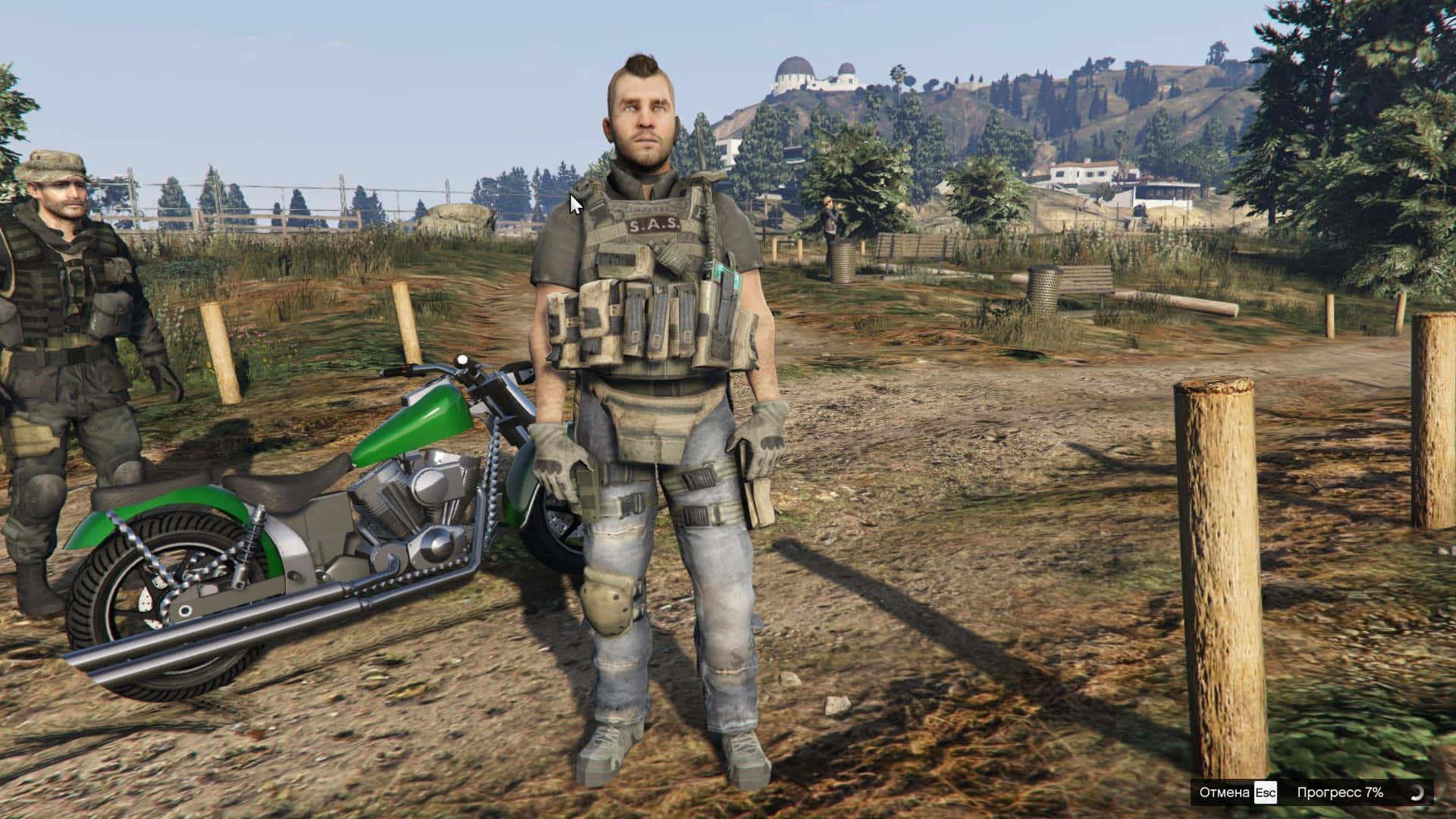 Soap Mactavish 桌布 壁紙 — 一名身穿戰術裝備的士兵站在一輛綠色機車旁，身處鄉村戶外環境，附近有另一名士兵。