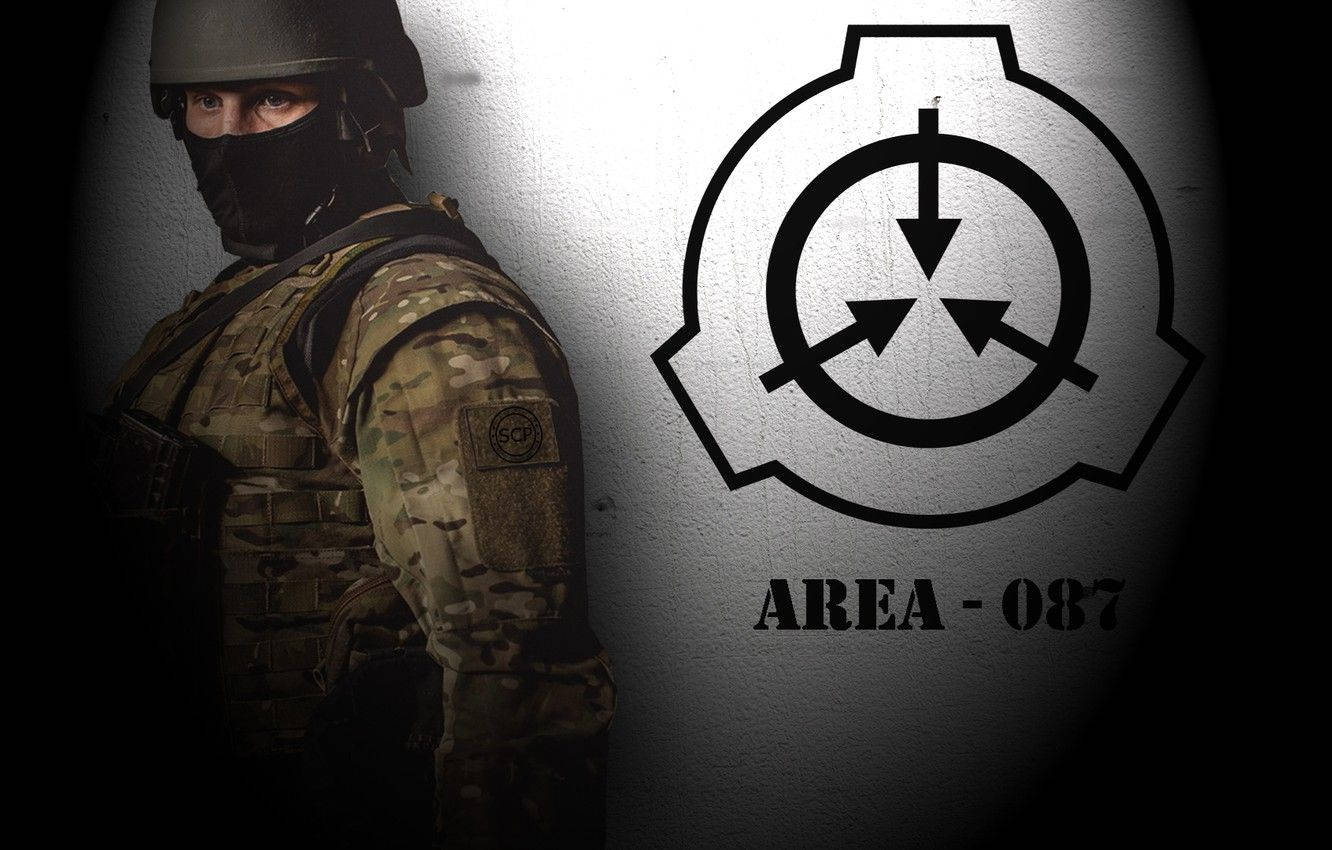 SCP 桌布 壁紙 — 一名身穿戰術裝備的士兵站在昏暗走廊的混凝土牆旁，旁邊有一個發光的SCP Foundation標誌。