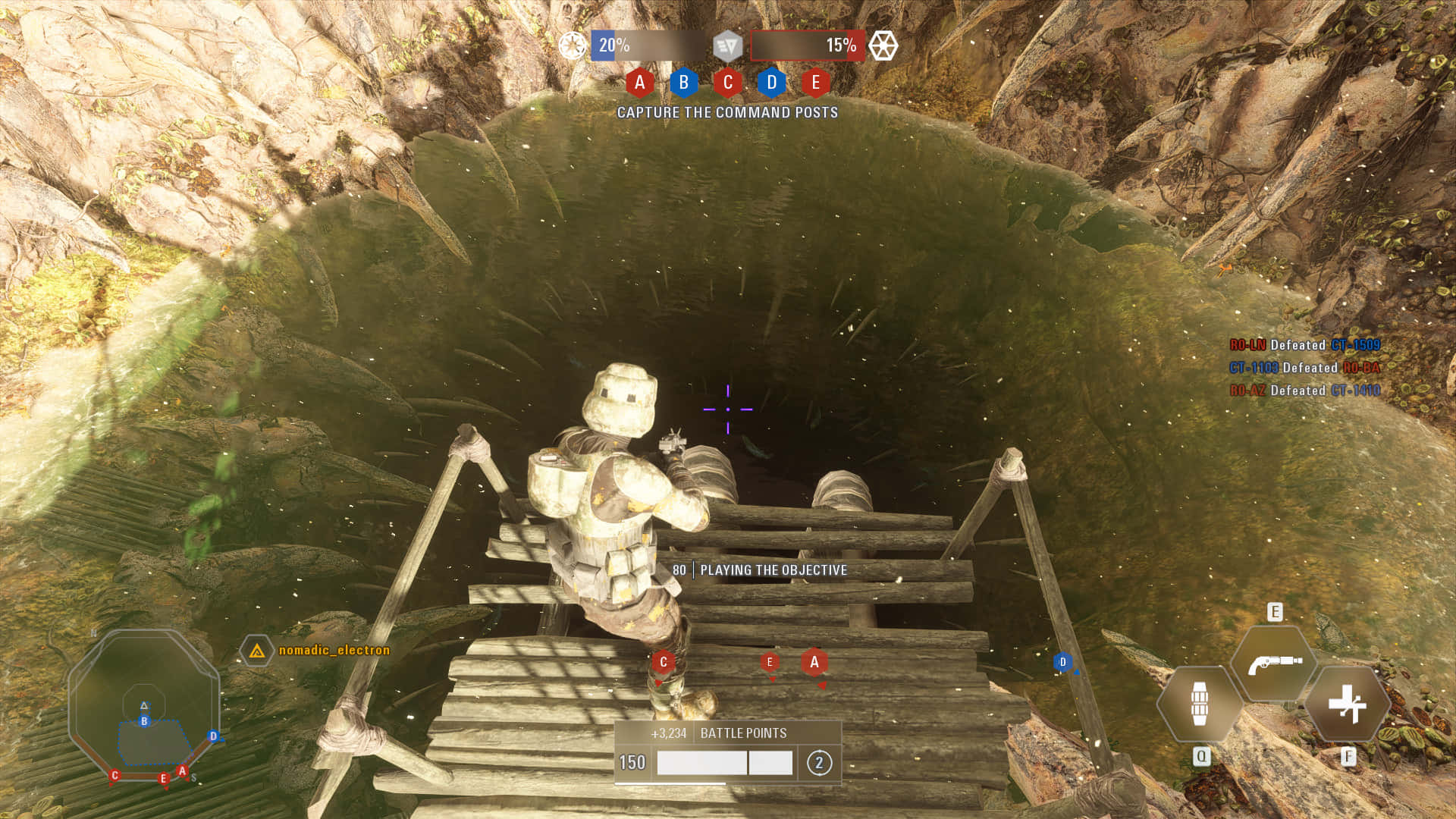The Sarlacc Pit 桌布 壁紙 — 一名身穿戰術裝備的士兵站在木橋上，俯瞰著一個渾濁的綠色峽谷，背景是 gritty 的電子遊戲環境。