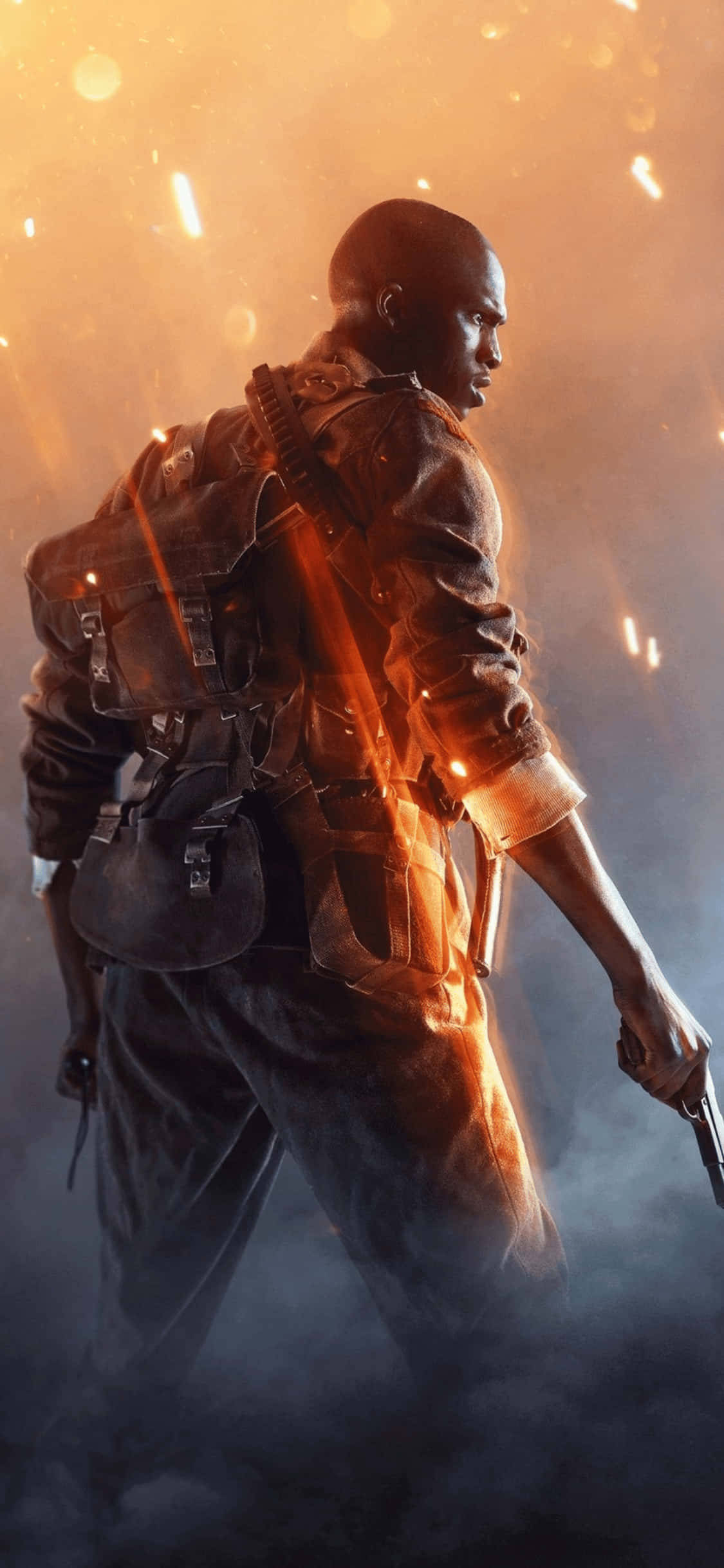 soldier 桌布 壁紙 — 一名身穿戰術裝備的士兵站在煙霧瀰漫的戰場光線中，閃爍著餘燼和熾熱的橙色高光。