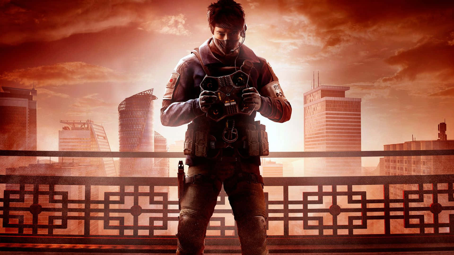 Rainbow Six Siege Operators 桌布 壁紙 — 一名身穿戰術裝備的士兵站在陽台上，手持裝置，背景是未來城市天際線上熾熱的橙色日落。