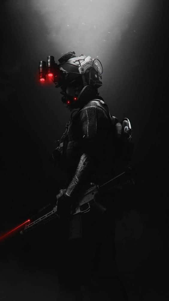 YouTube Gaming 桌布 壁紙 — 一名身穿戰術裝備的士兵站在黑暗中，頭盔和武器上的紅色雷射瞄準器閃閃發光。