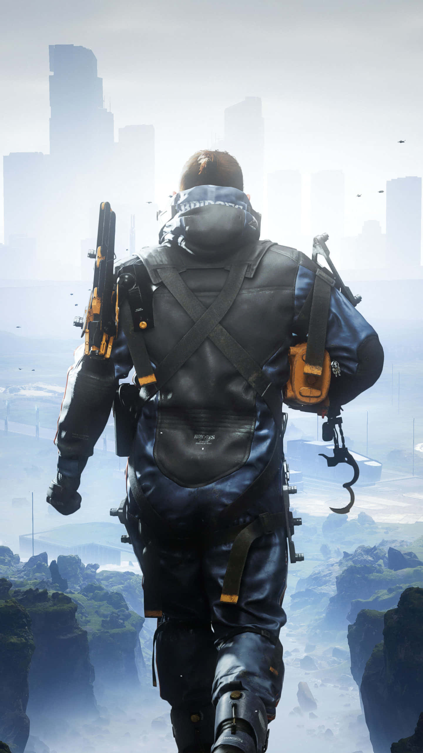 Death Stranding Mobile 桌布 壁紙 — 一名身穿戰術裝備的士兵背向觀眾，走過霧氣瀰漫的懸崖，俯瞰遠處的未來城市景觀。