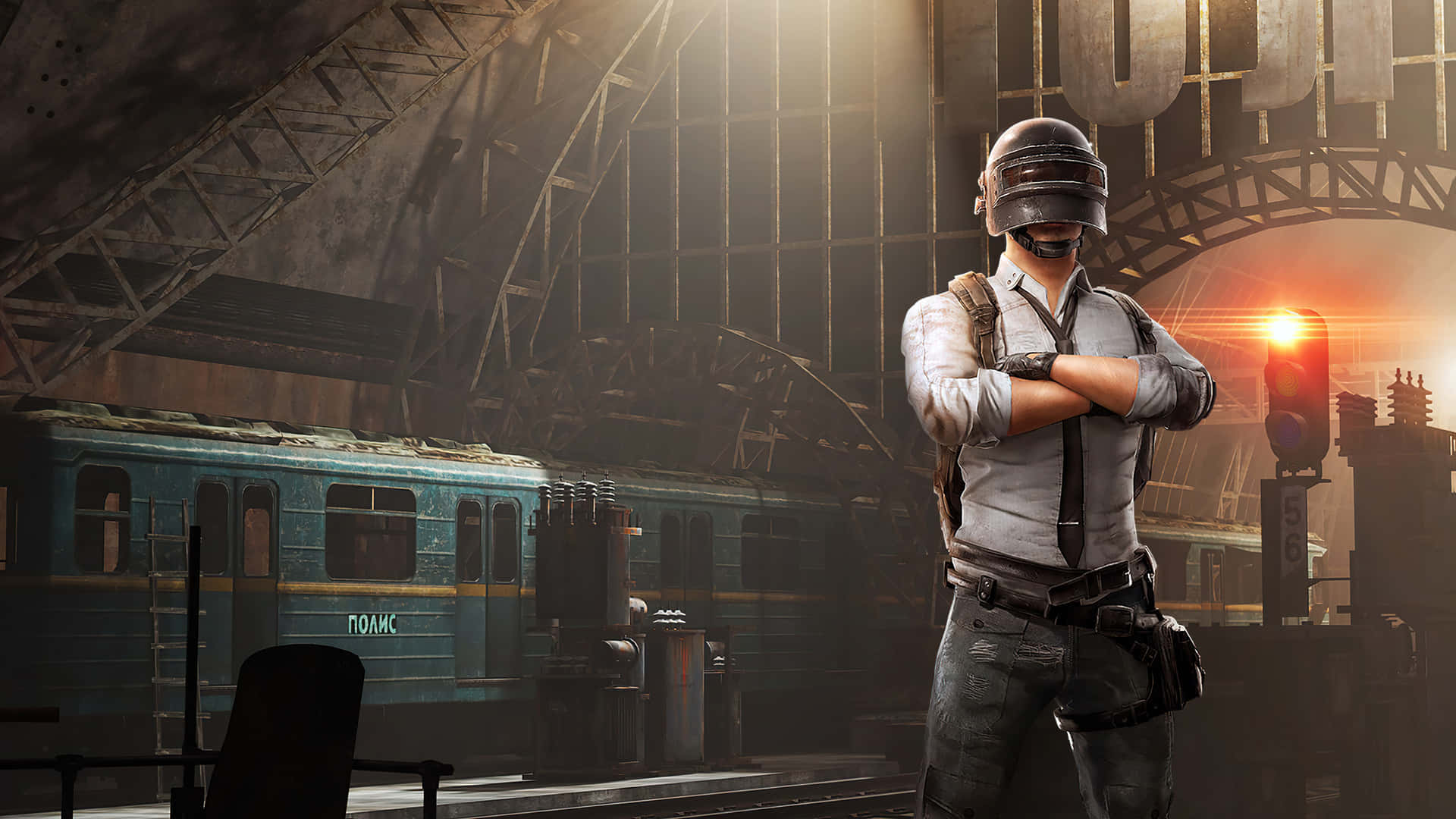 Playerunknown's Battlegrounds 桌布 壁紙 — 一名身穿戰術裝備的士兵自信地交叉雙臂站在廢棄的火車站，金色夕陽透過破碎的拱門照射進來。
